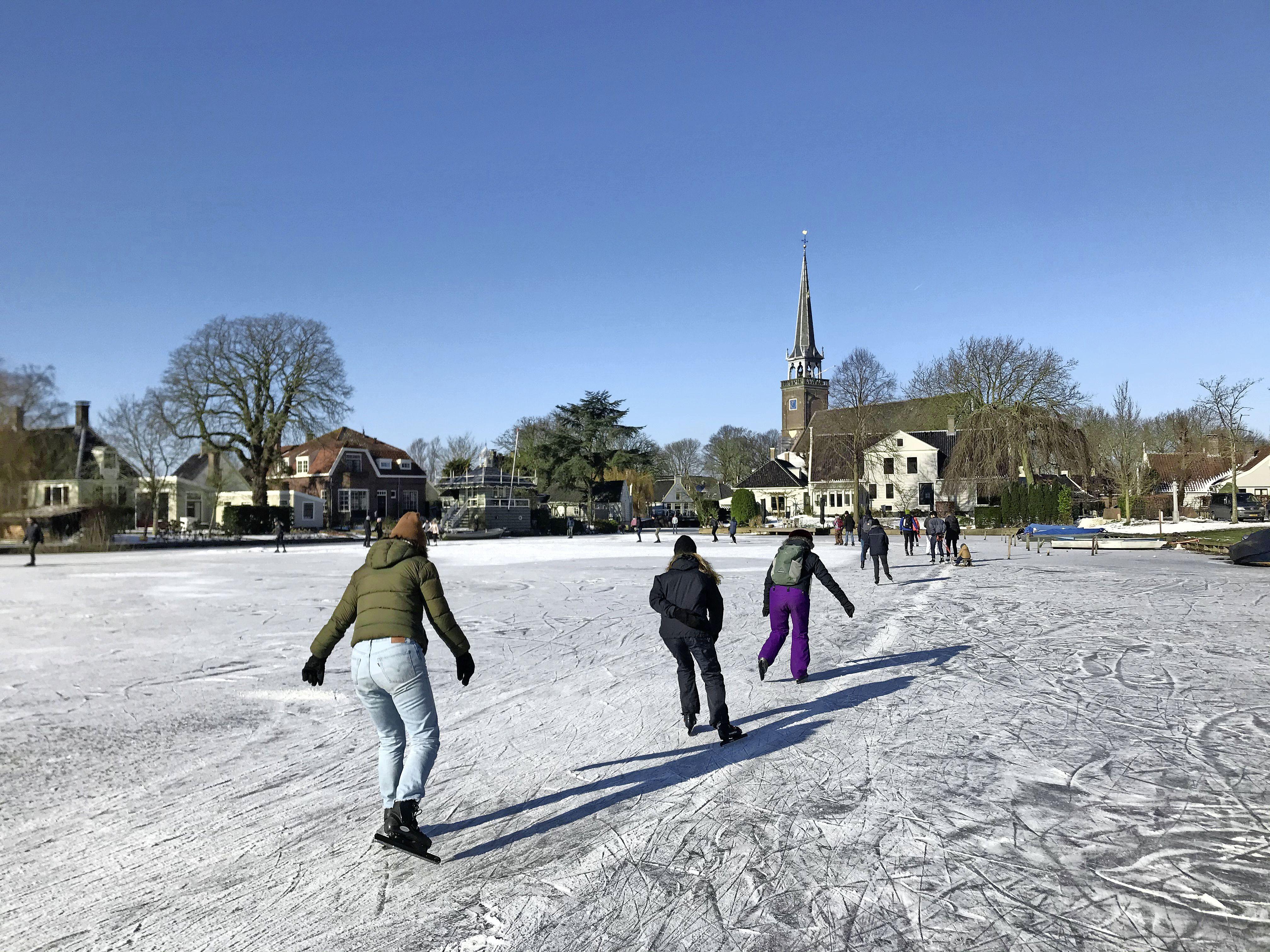 Druif verkrachting Decoderen Ik stond gisteren ook op het ijs, toen ben ik er doorheen gezakt':  schaatsfanaten zien geen gevaar en trekken er massaal op uit |  Noordhollandsdagblad