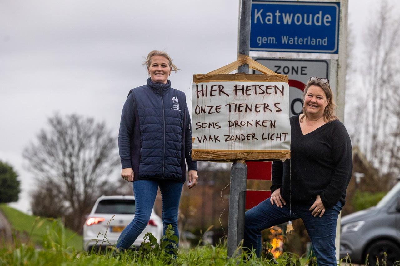 Graag traag vanwege opas, omas, kleine kinderen en dronken tieners Katwoude in actie tegen hardrijders op de Hoogedijk Noordhollandsdagblad foto