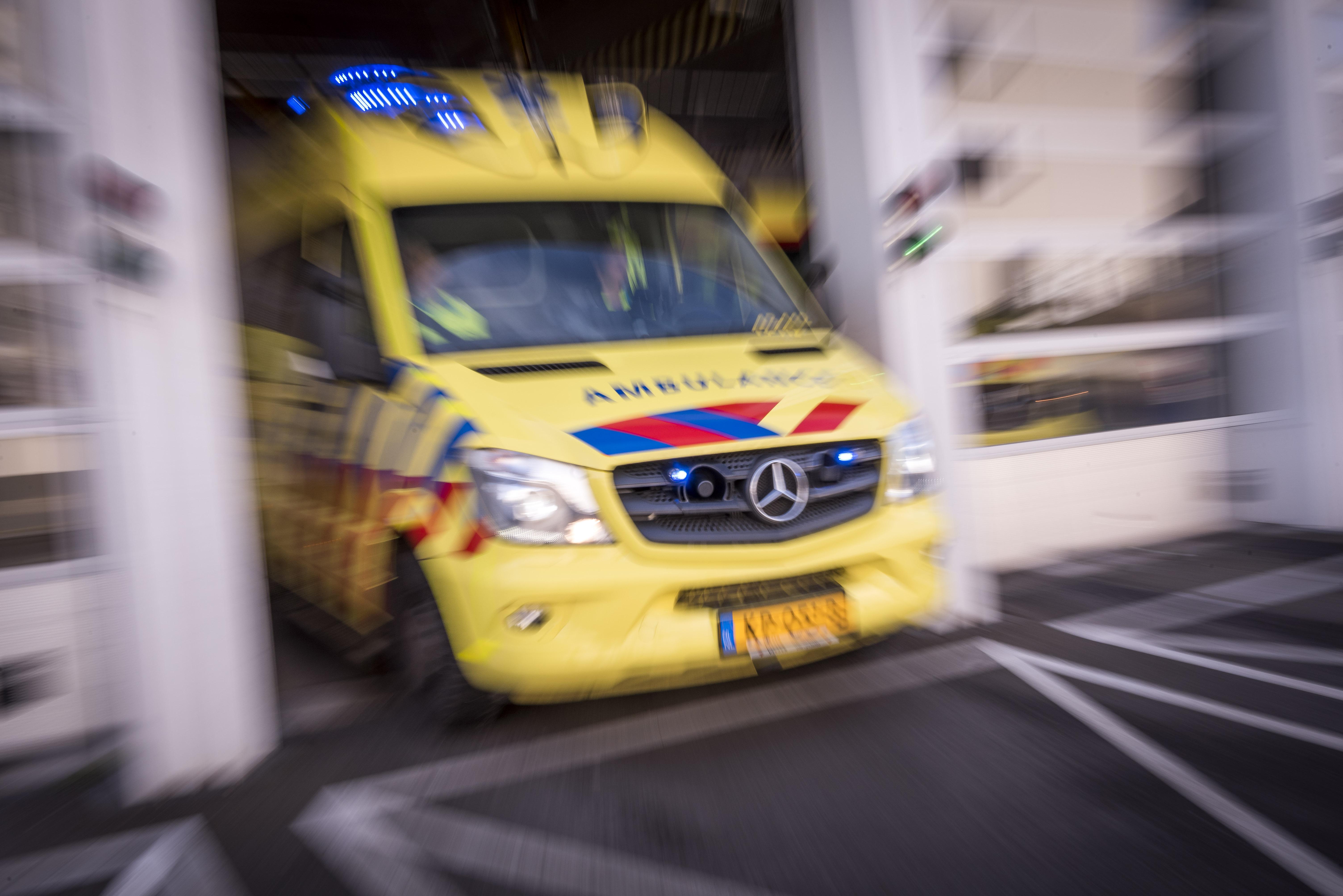 Ambulance met grote spoed naar de Poelweg in De Kwakel