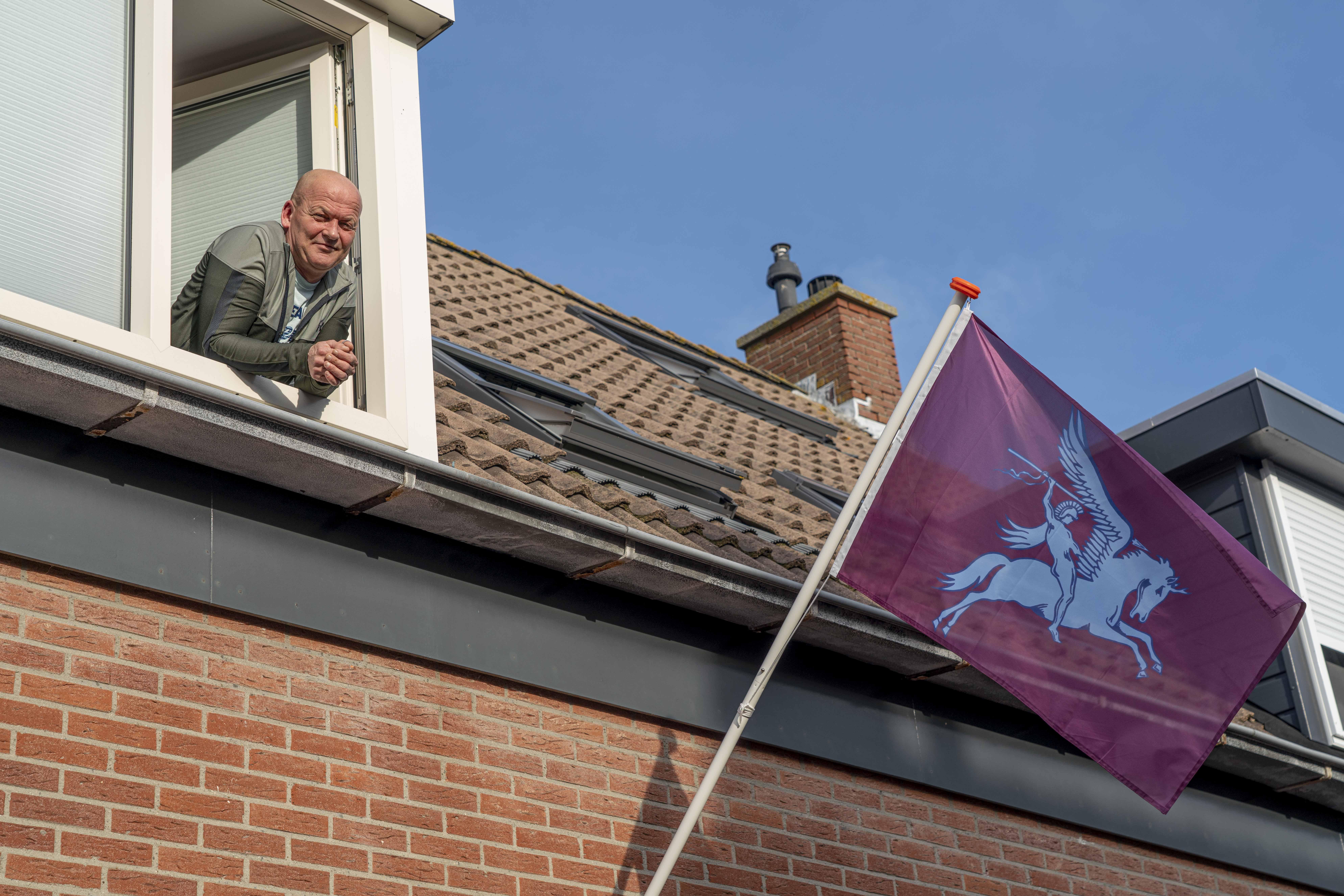 Wat doet die paarse dat vliegende aan de 'Dit is de vlag van onze vrijheid, belangrijk voor ons allemaal' | Noordhollandsdagblad