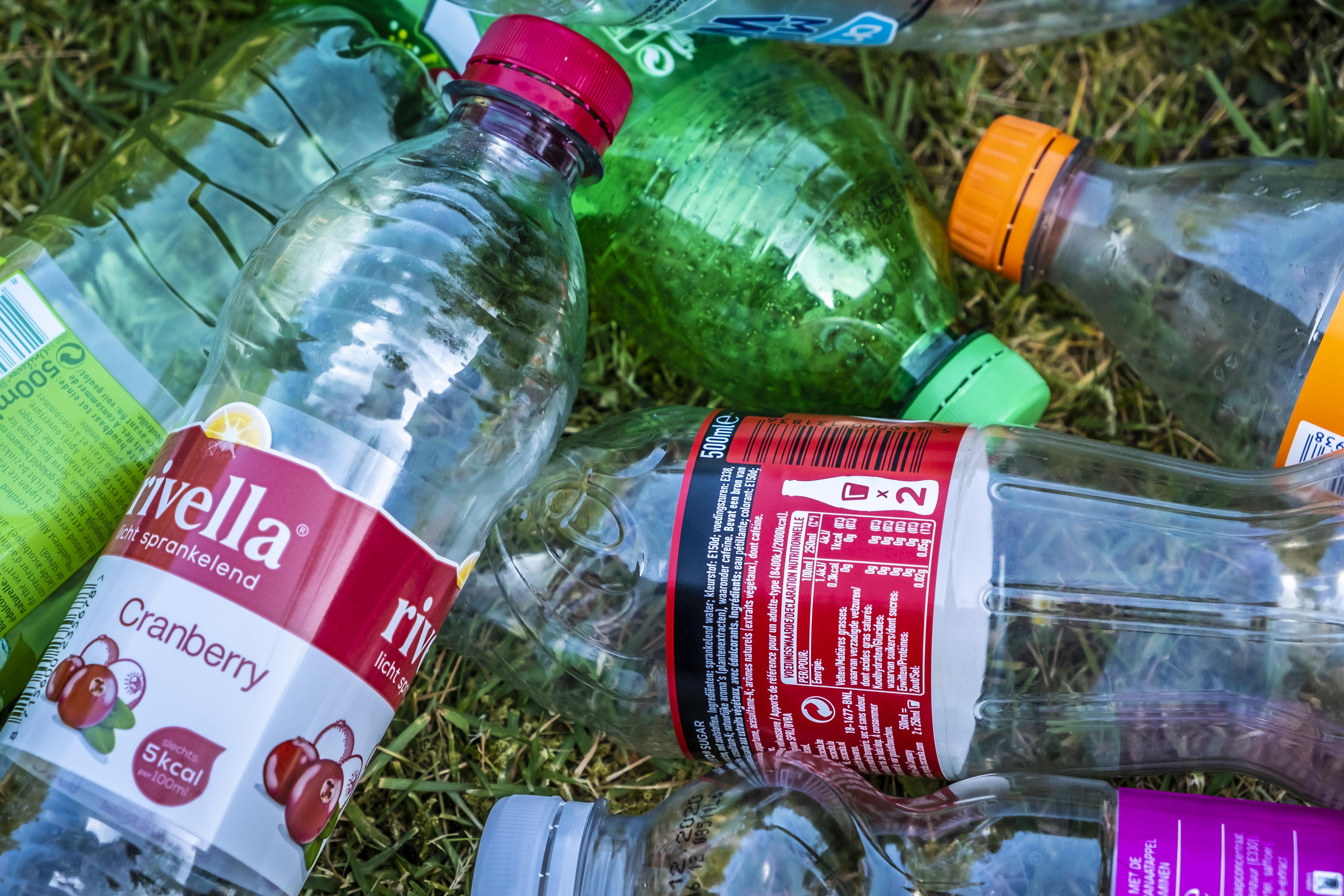Vanaf 1 juli op plastic flesjes | Binnenland | Telegraaf.nl