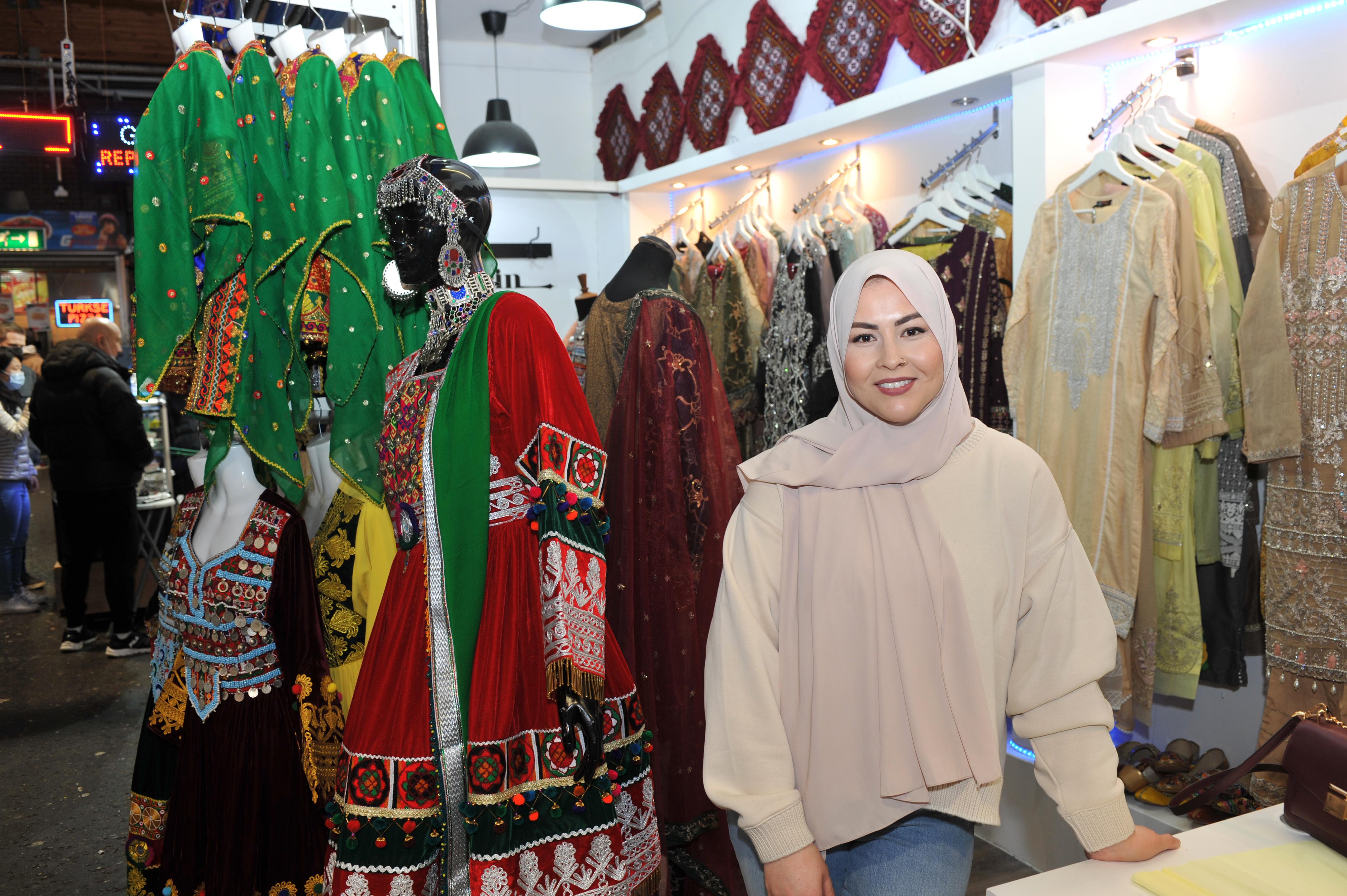 vernieuwen leg uit willekeurig Mahira Sadeqi droomde van haar eigen kledingzaakje, nu staat ze op de  Beverwijkse Bazaar: 'De kleding laat ik op maat maken door Afghaanse  vrouwen, zo verdienen ze geld voor hun soms grote