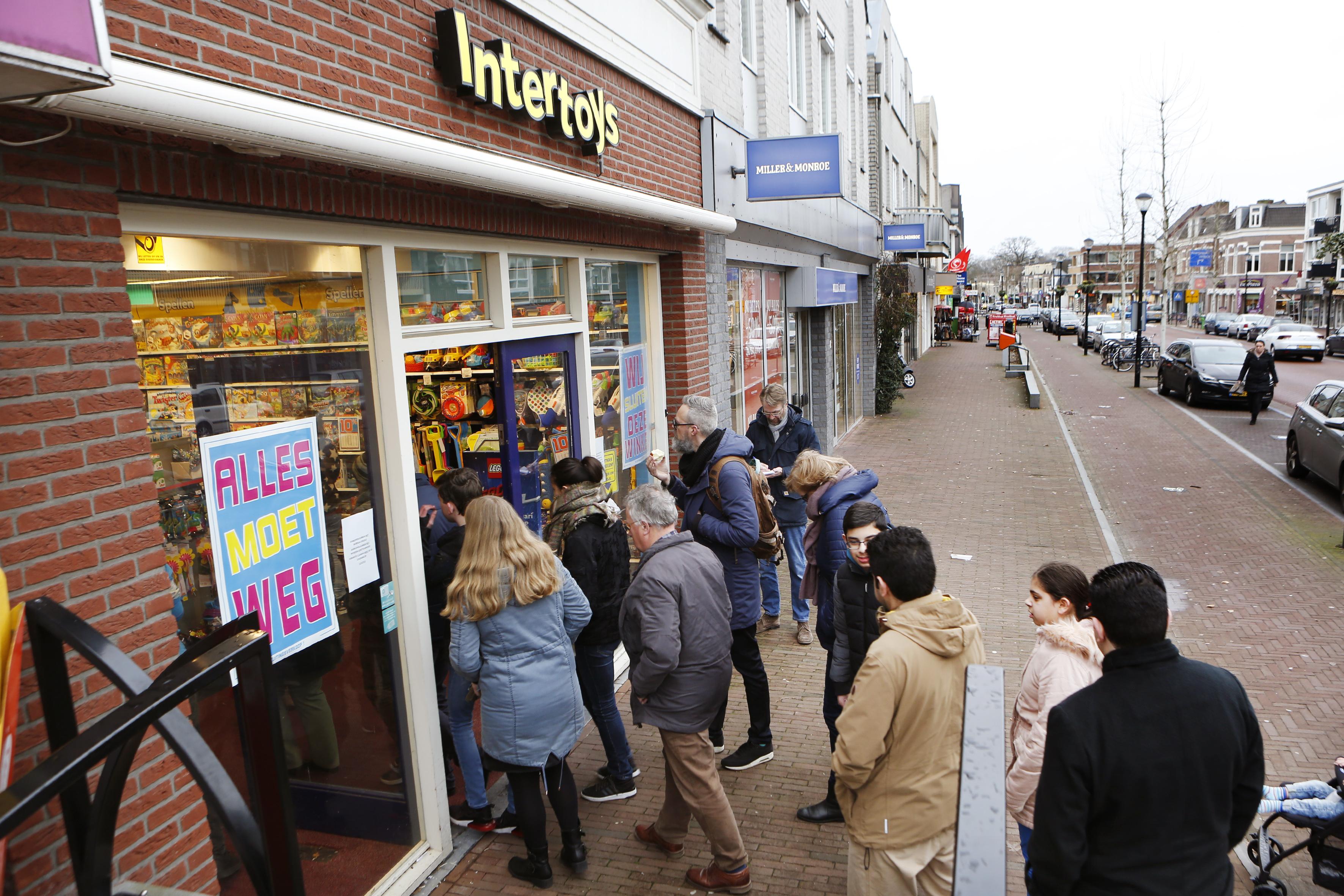 Denemarken Ongrijpbaar vermomming Failliet Intertoys-filiaal in Soest trekt tientallen koopjesjagers: 'Met  dertig procent korting, dus dat is zeker de moeite waard!' |  Noordhollandsdagblad