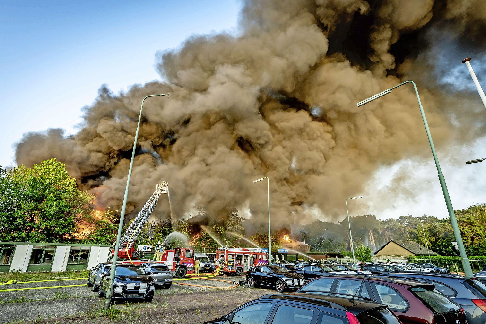 halen Manga Riet Zeer zeer grote' uitslaande brand bij bedrijvencomplex in Soesterberg onder  controle, honderd brandweerlieden ingezet [update/video] |  Noordhollandsdagblad