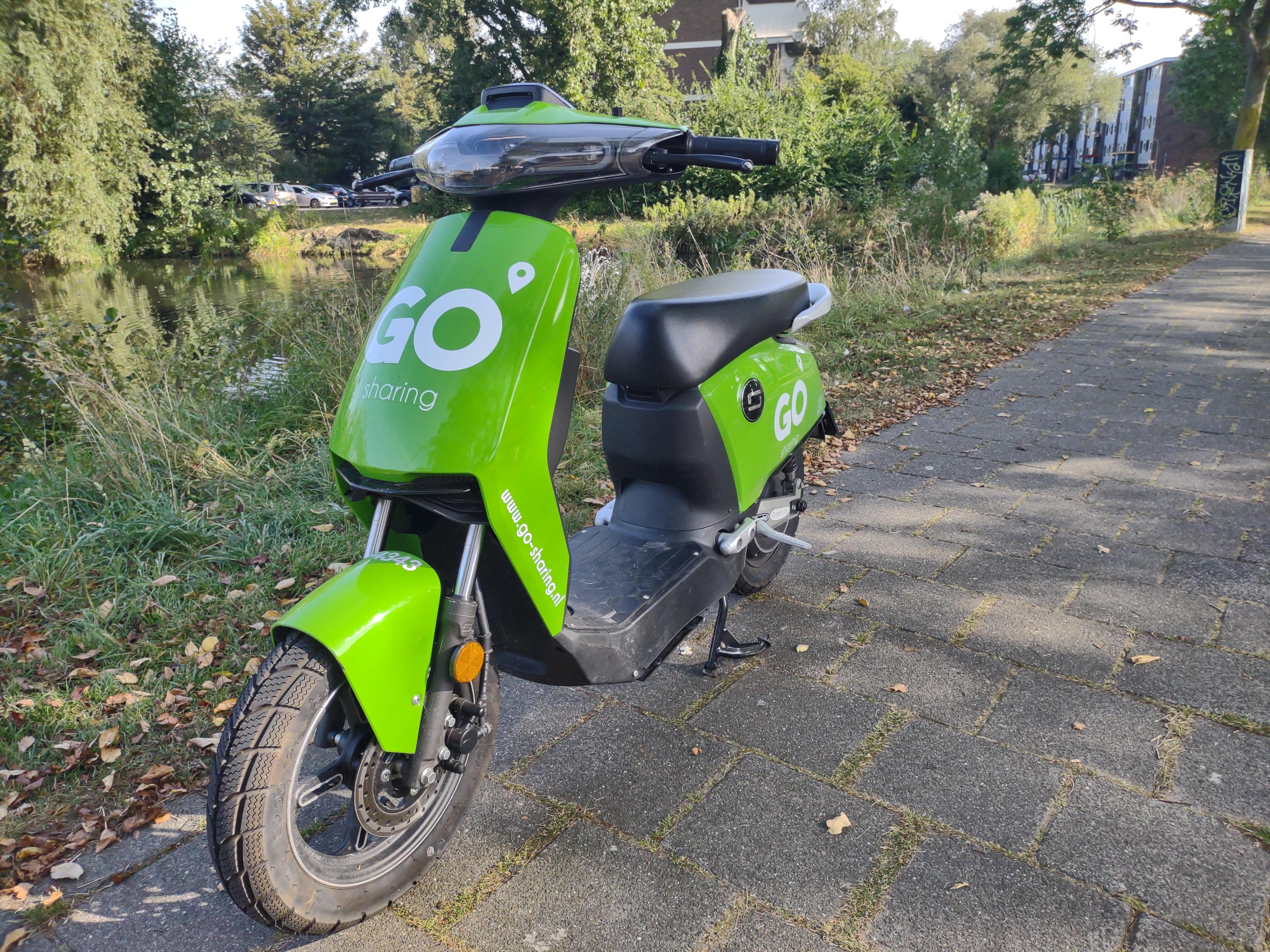 Hij gaat 26 kilometer per uur en rijdt best veilig.' Toeren op een groene  e-scooter voor dertig eurocent per minuut. Vergeet het eigen risico niet af  te kopen | Noordhollandsdagblad