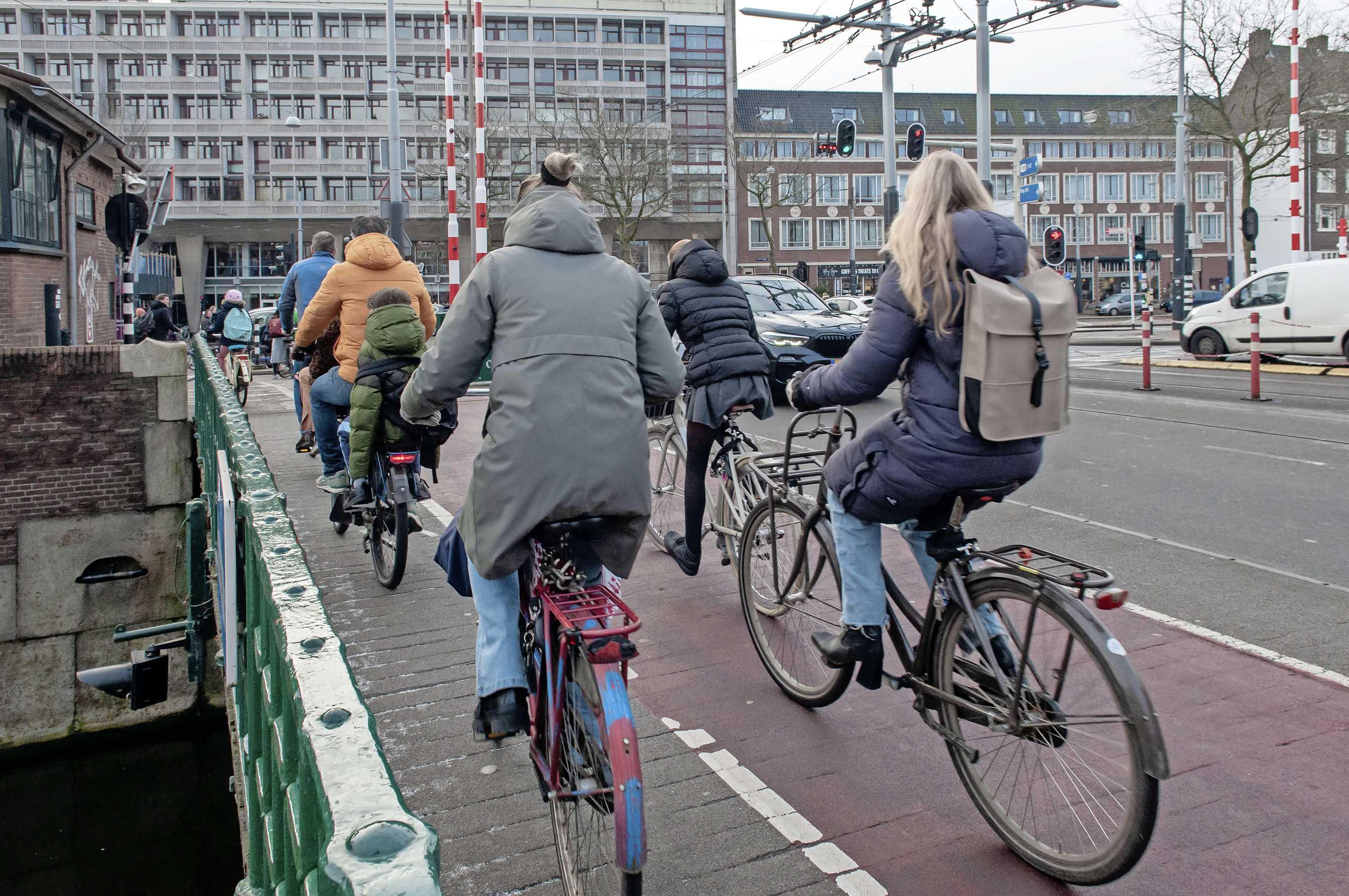 Emotie persoon Aannemer Wethouder Amsterdam pleit voor maximumsnelheid fietsen | Binnenland |  Telegraaf.nl