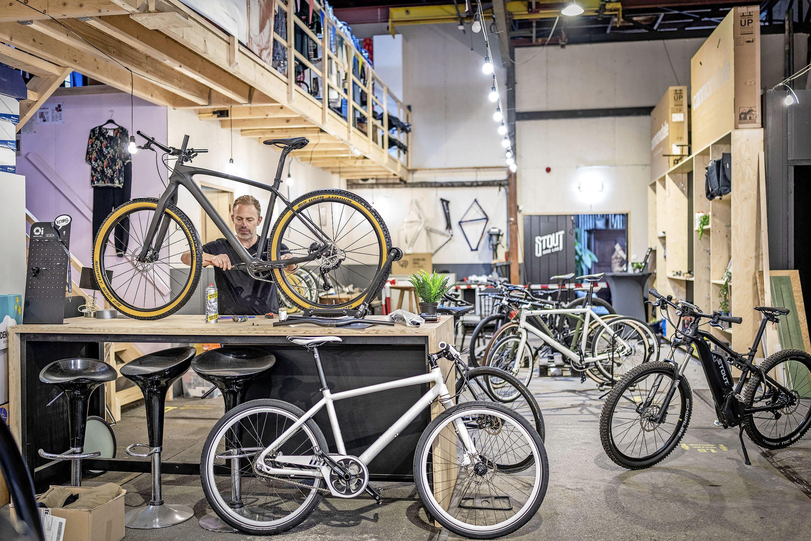 Alphense fietsenbouwer Jelle Stout kan niet op volle toeren draaien door  coronacrisis: 'Dit jaar heb ik al opgegeven' | Leidschdagblad