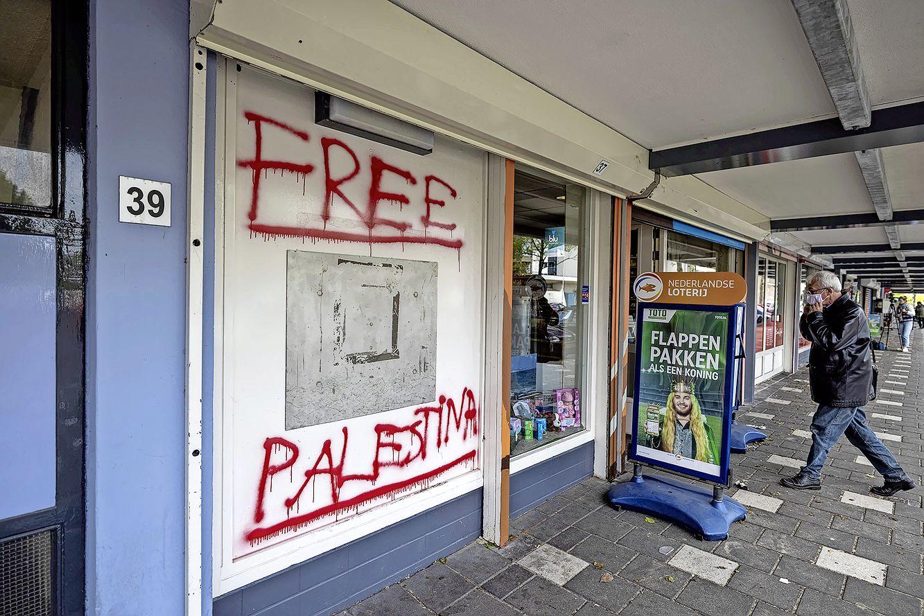 winkels in haarlem oost beklad met free palestina leuzen h noordhollandsdagblad