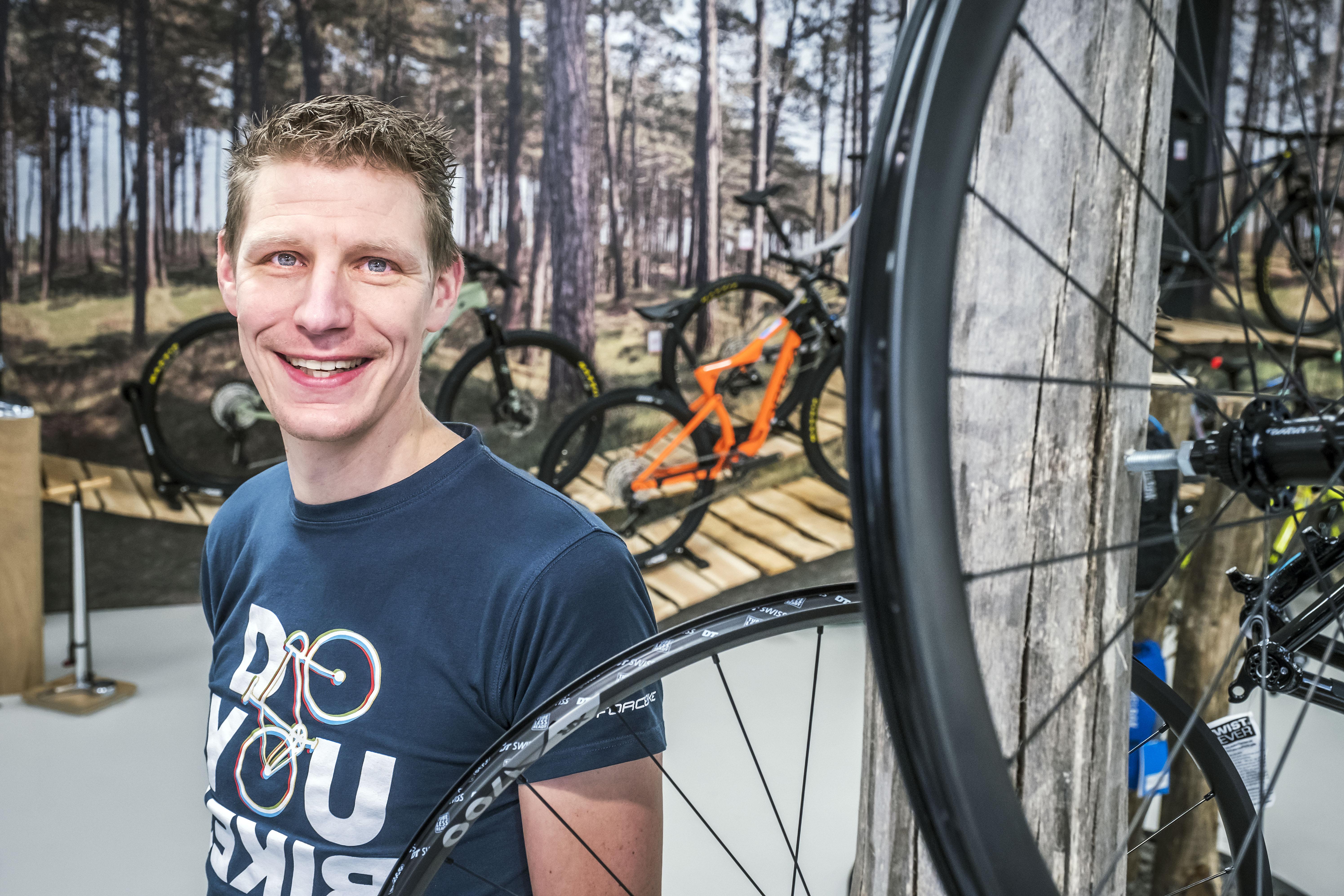 Werkplaats in nieuwe fietsenwinkel Rood Cycle-Center als een open keuken in  een restaurant. 'Passie mag gezien worden' | Noordhollandsdagblad