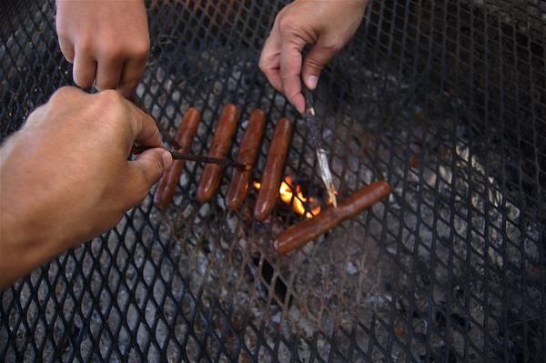 Kinderen onwel na binnen barbecue in koud huis | Binnenland Gezin vergiftigd met CO na barbecue binnenshuis | 1Limburg