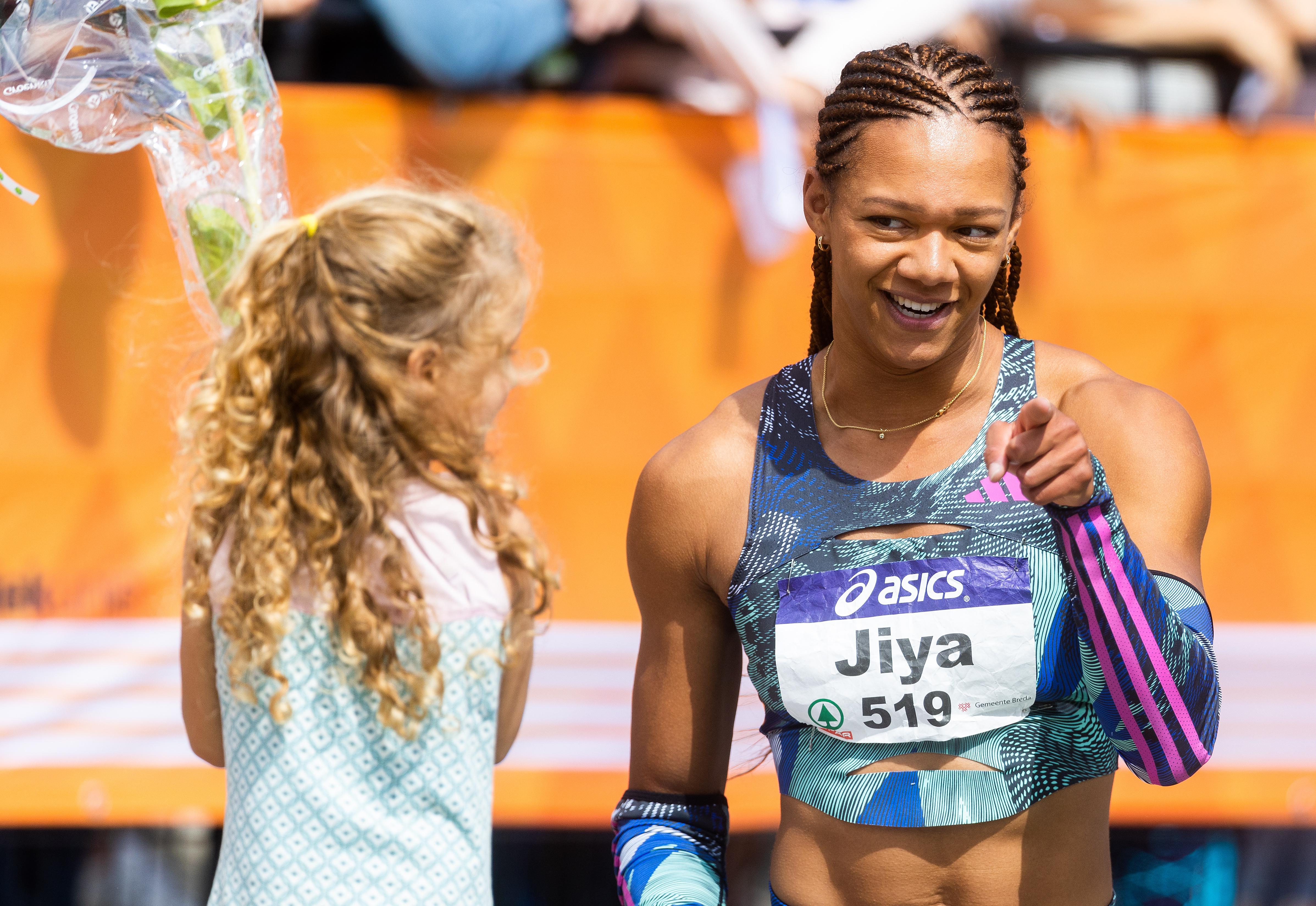 Tasa Jiya wint 200 meter NK op spectaculaire wijze met dank aan haar jonge gezin Zonder hen stond ik hier niet Noordhollandsdagblad