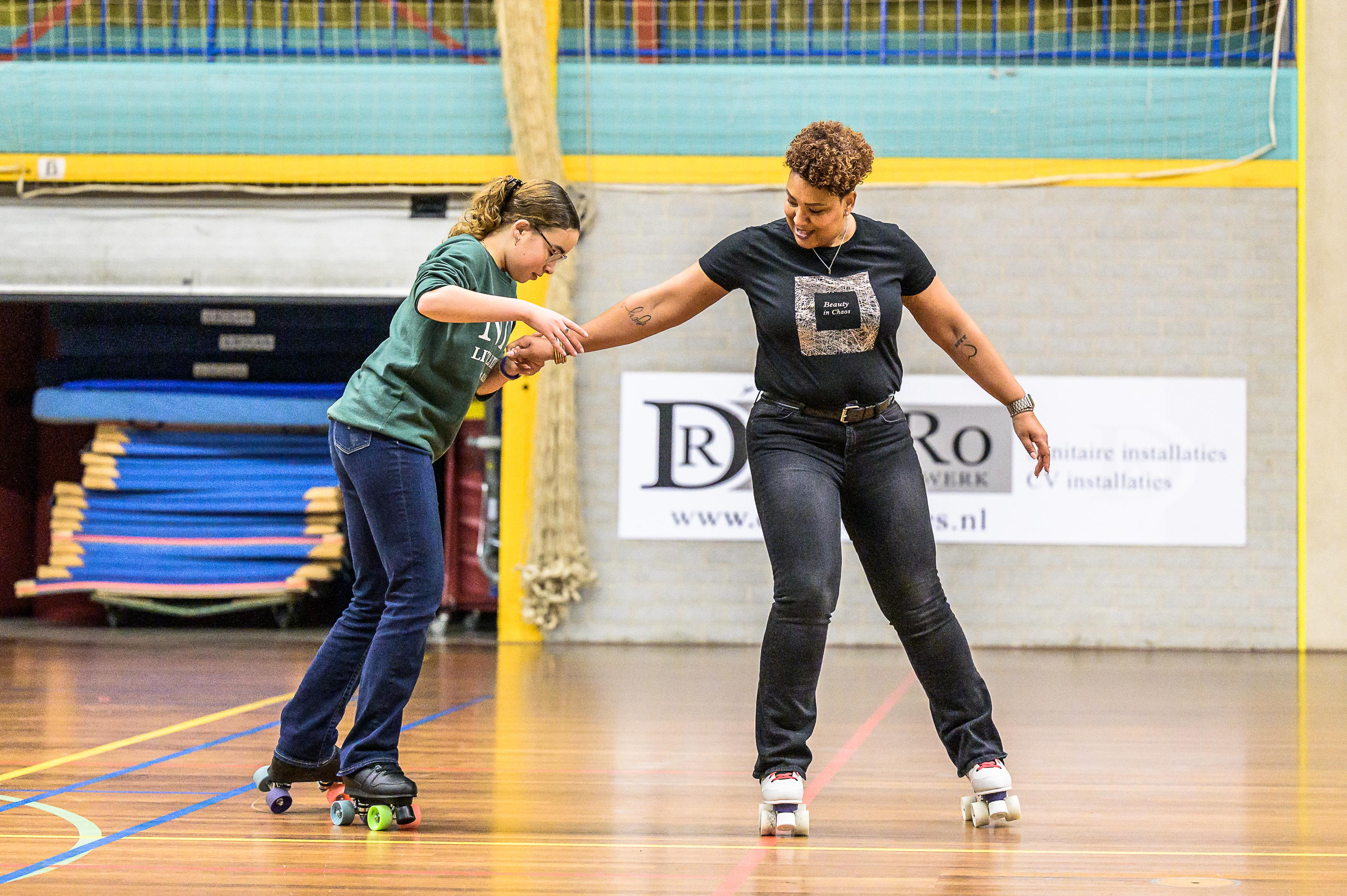 Alice moeder Geplooid Pirouettes in de sporthal: skaters uit heel Nederland komen naar Wormer om  te leren kunstrolschaatsen | Noordhollandsdagblad