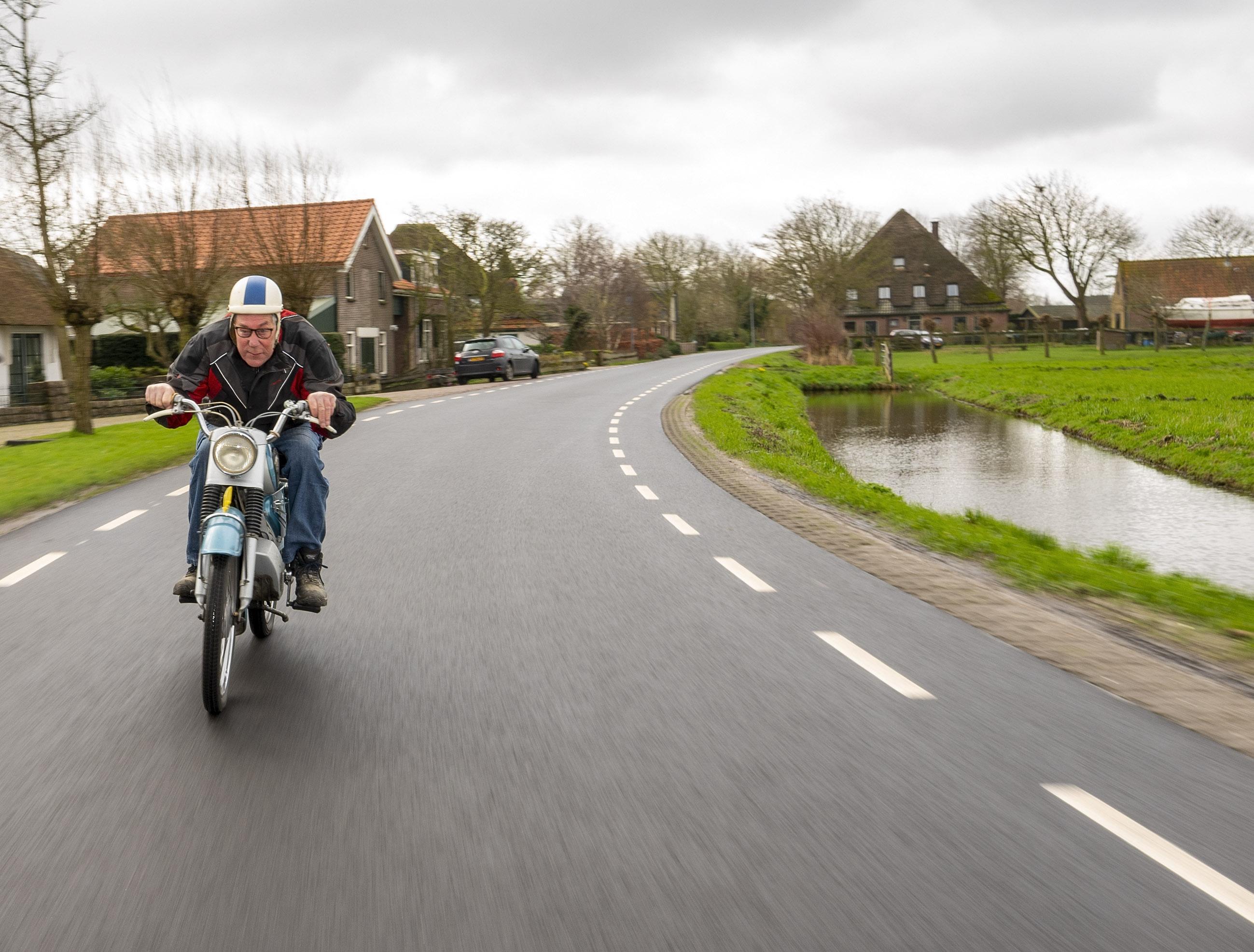 Oude brommers kijken in Oudorp | Noordhollandsdagblad