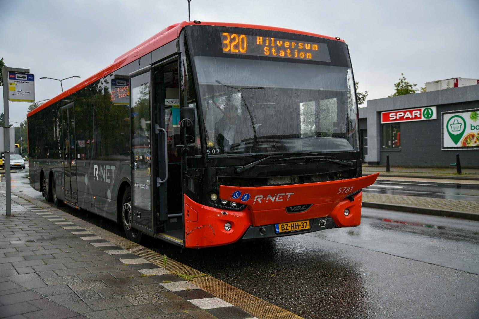 constant Pygmalion Nieuwheid Botsing tussen lijnbus en personenauto in Hilversum | Noordhollandsdagblad