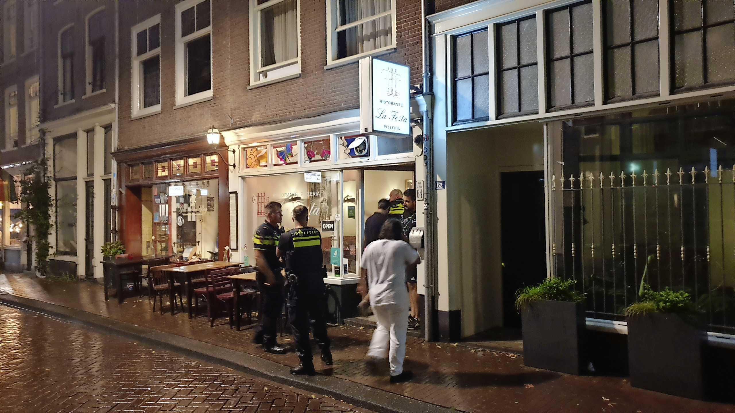 BES Grappig blijven Steekpartij in pizzeria in Amsterdam | Binnenland | Telegraaf.nl
