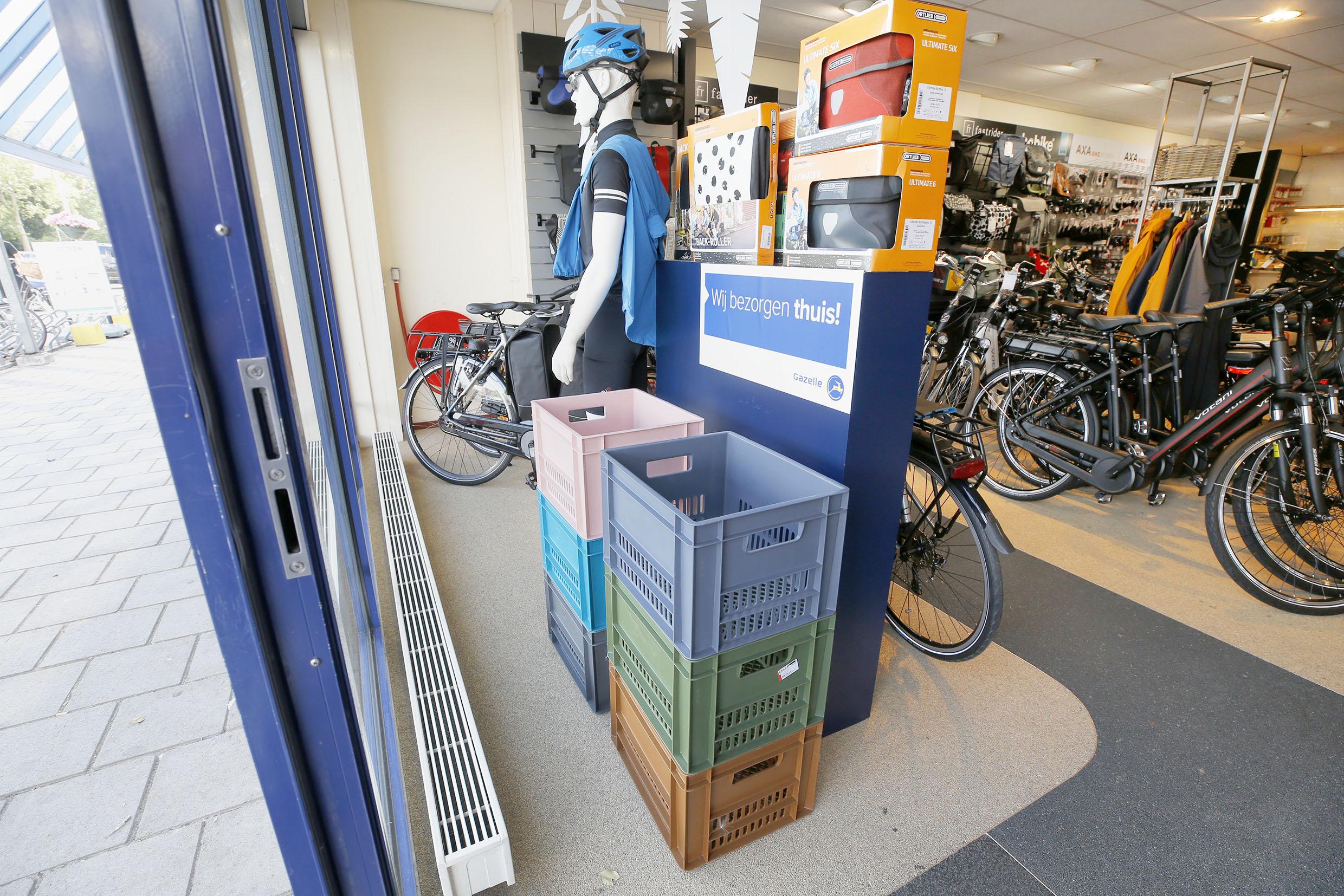 Dief grijpt dure e-bike uit fietsenwinkel en gaat er met buit en handlanger  vandoor in rode Citroën C1, wurggreep voor omstander die hen achtervolgde |  Noordhollandsdagblad