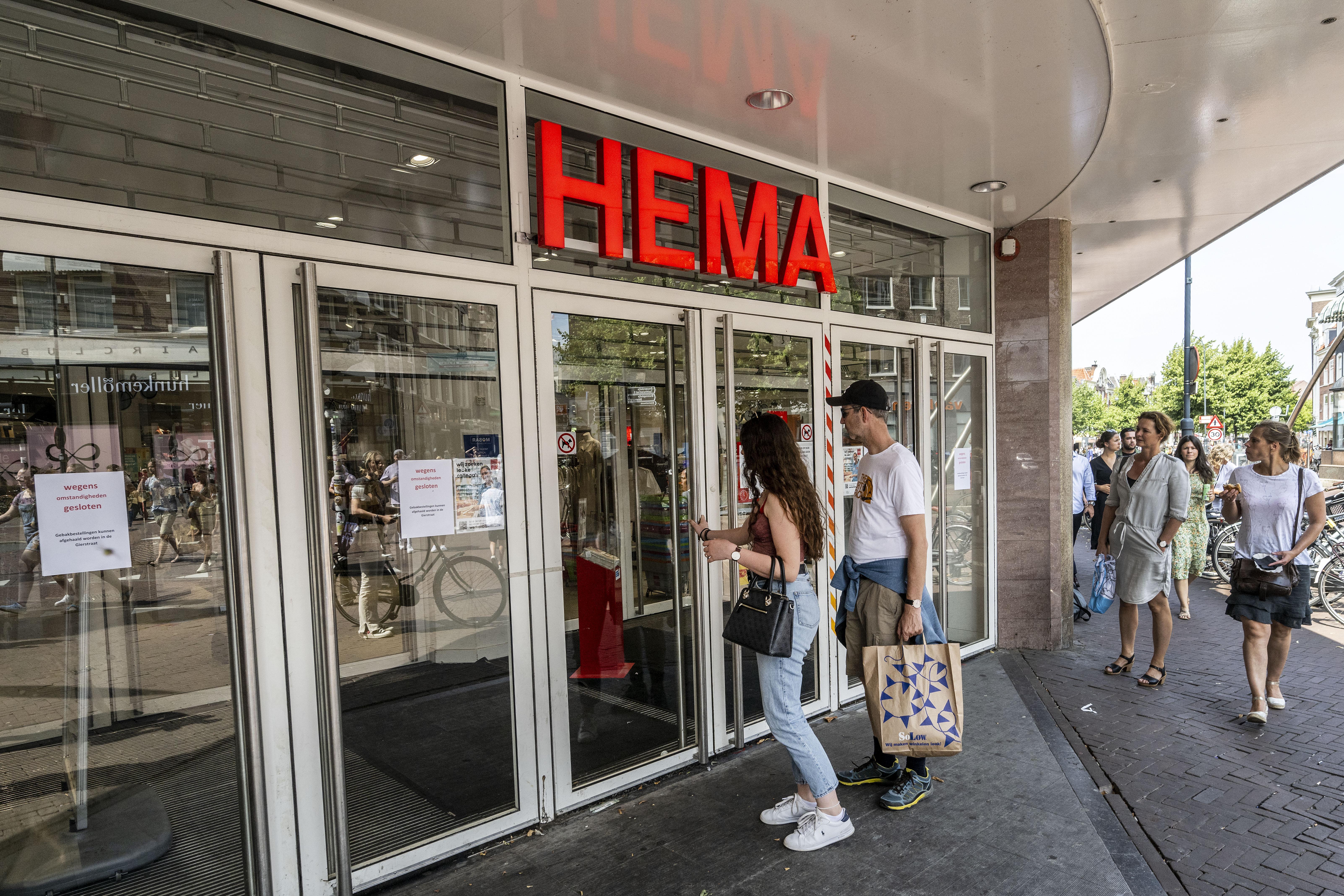 Dierbare jungle kip Hema in Haarlemse binnenstad hele dag gesloten. Oorzaak: gesprongen  waterleiding | Haarlemsdagblad