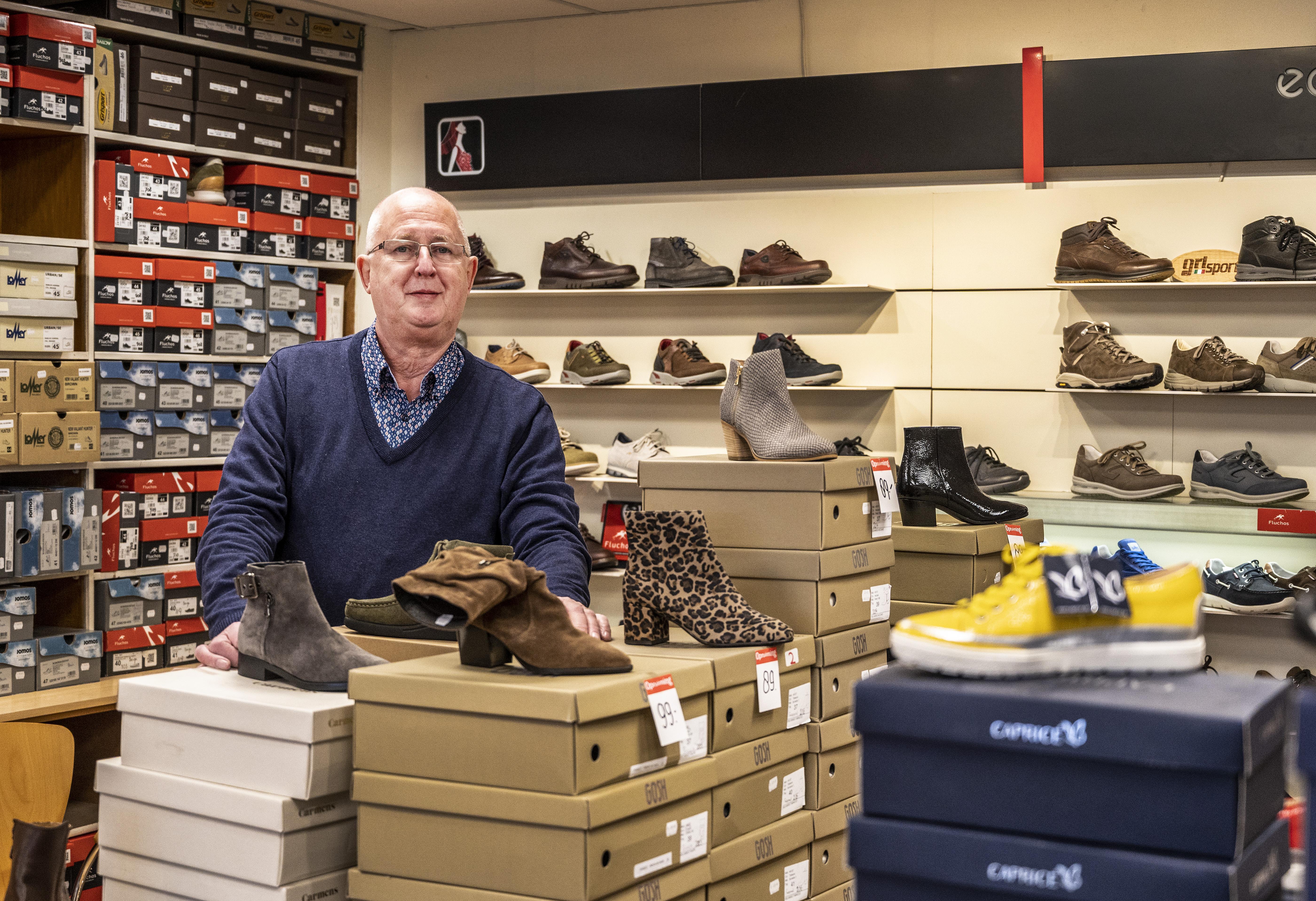 Seizoen Kenmerkend Bruin Bij de schoenenwinkel verandert weinig, behalve de klandizie: 'Die jonge  nieuwe bewoners geven toch makkelijker geld uit' | Leidschdagblad