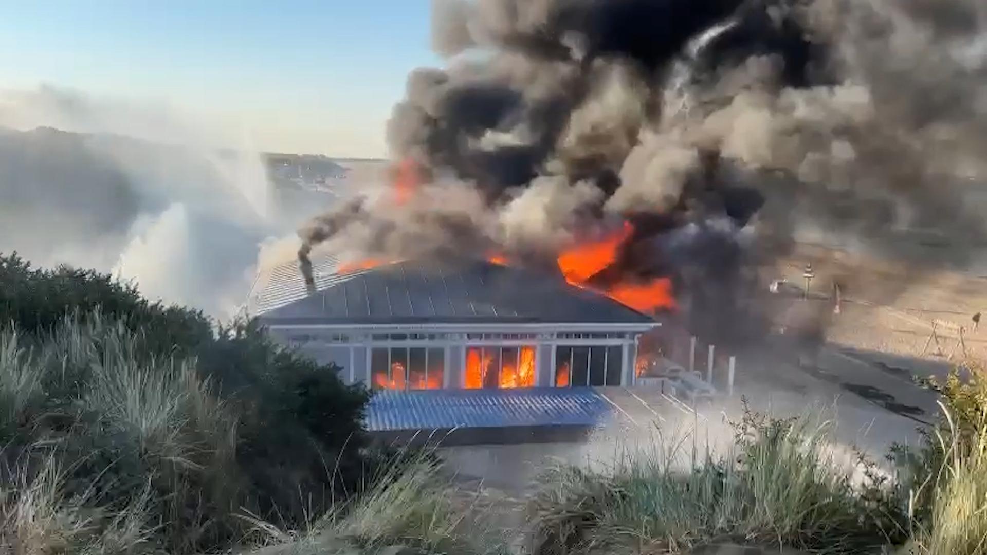 wolf Trechter webspin ik betwijfel het Beelden: vlammen slaan uit strandtent Rockanje | Video | Telegraaf.nl