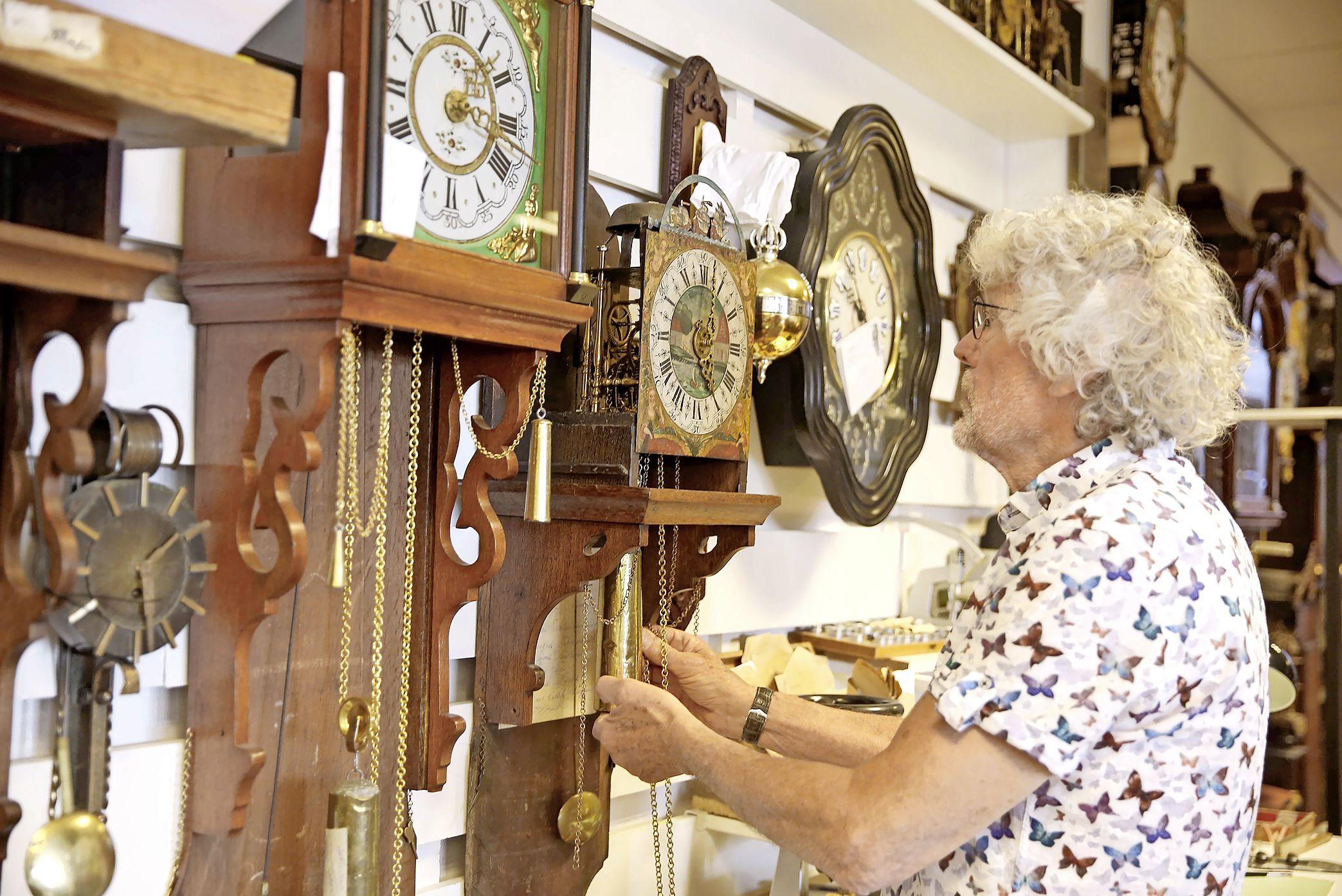 Vijftig jaar al, brengt Henk Houkes (71) historische klokken weer tot leven. Of hij niet eens met pensioen moet? Ben je gek foto