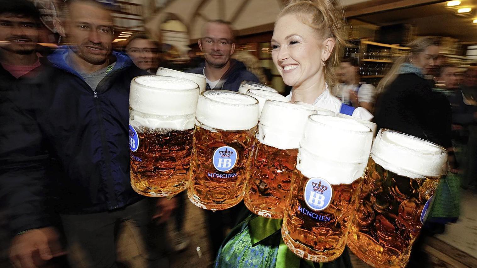 gewicht toediening dubbel Pullen vliegen over tafel op Oktoberfest: 'De Duitsers drinken veel, maar  dat doen wij ook' | Binnenland | Telegraaf.nl