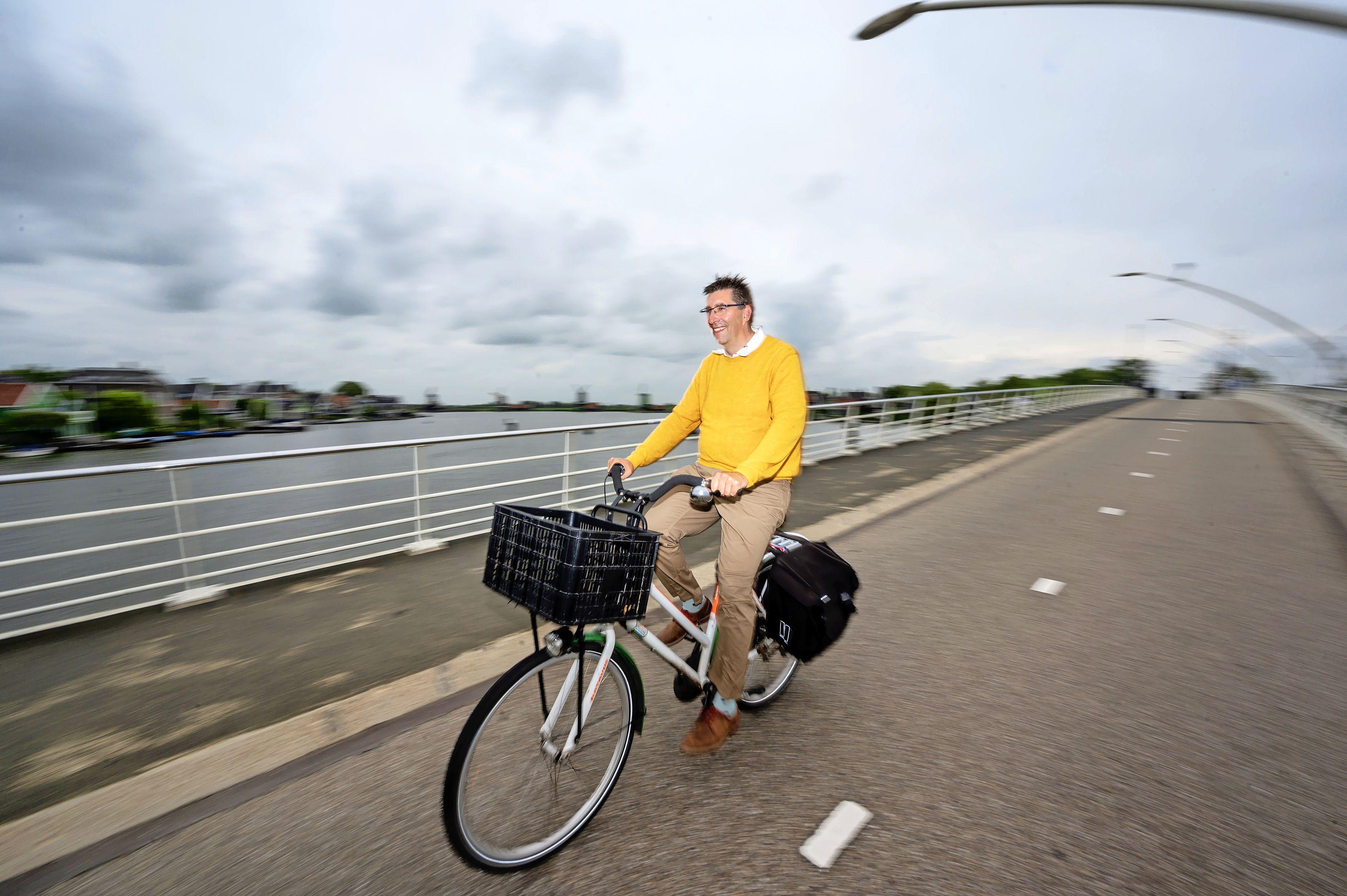 Op je Postcode Loterij-fiets naar Duitsland om een verstofte  magneetzweeftrein te redden. Waarom zou je dat doen? | Noordhollandsdagblad