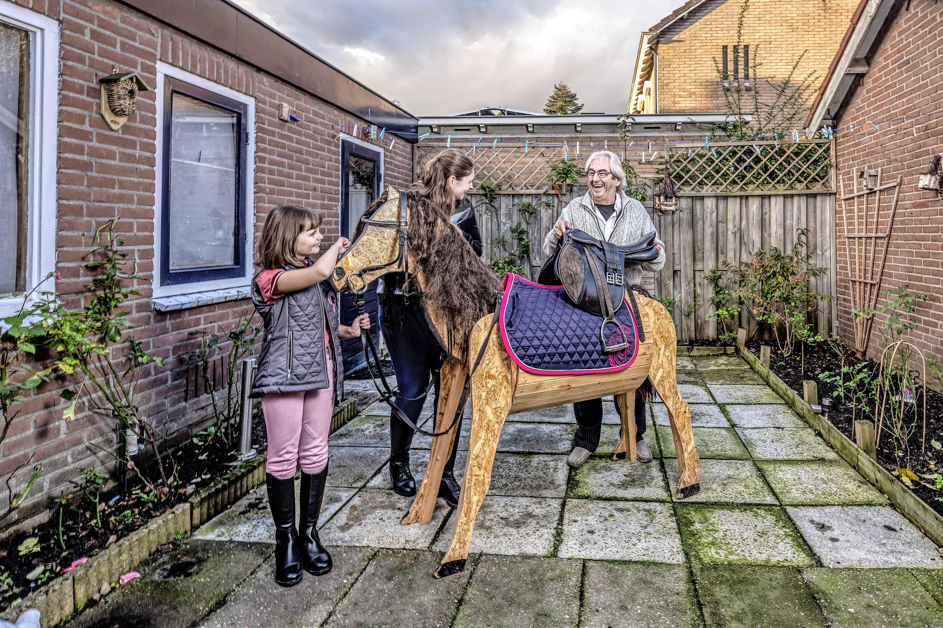 Sneeuwwitje Negen Begeleiden Lief: opa Teun (78) bouwde voor zijn kleindochters een houten paard | Thuis  & Tuin | Telegraaf.nl