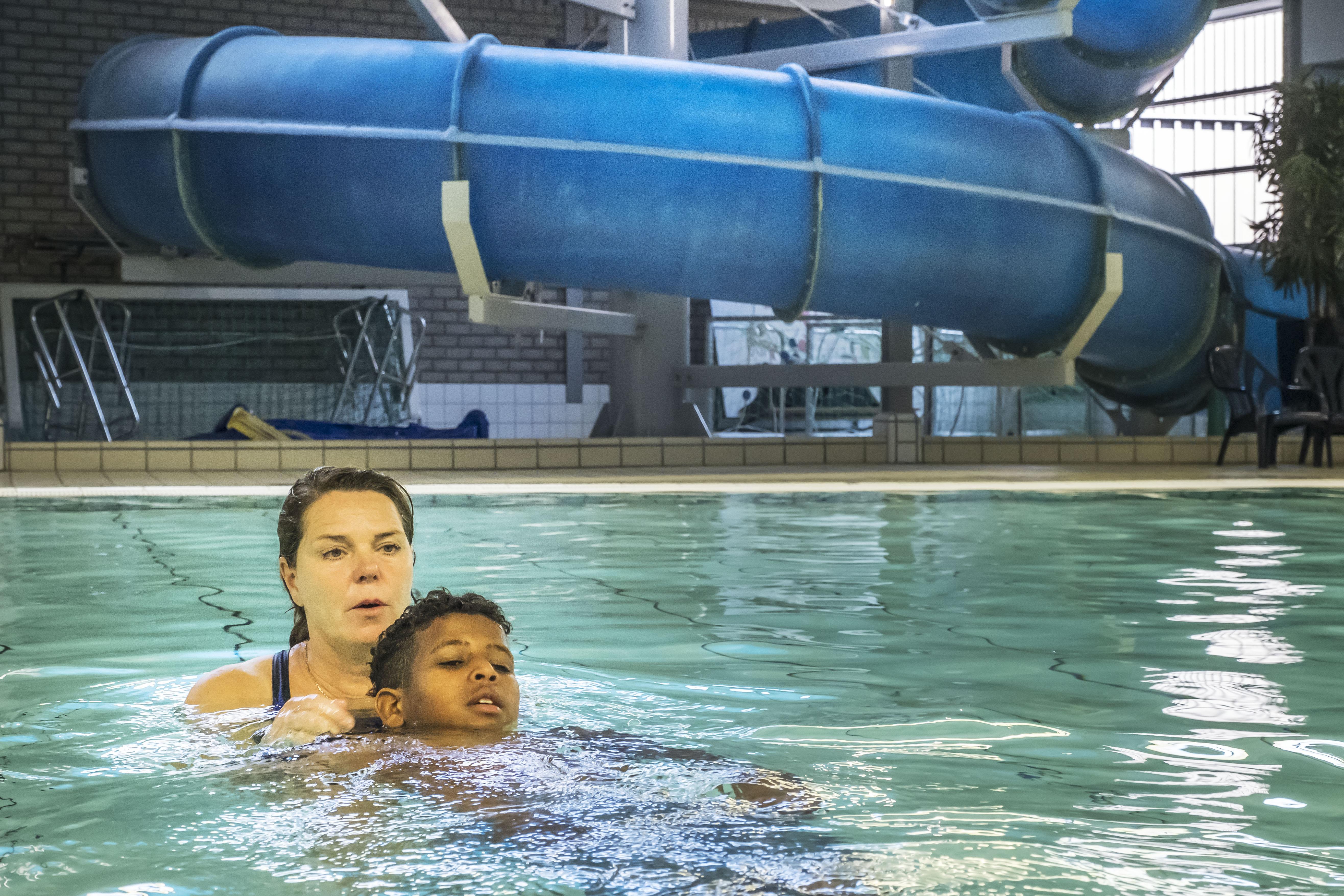 Meisjes uit het azc moeten soms aan in zwembad maar ze zwemmen wel en dat is belangrijk' [video] | Noordhollandsdagblad