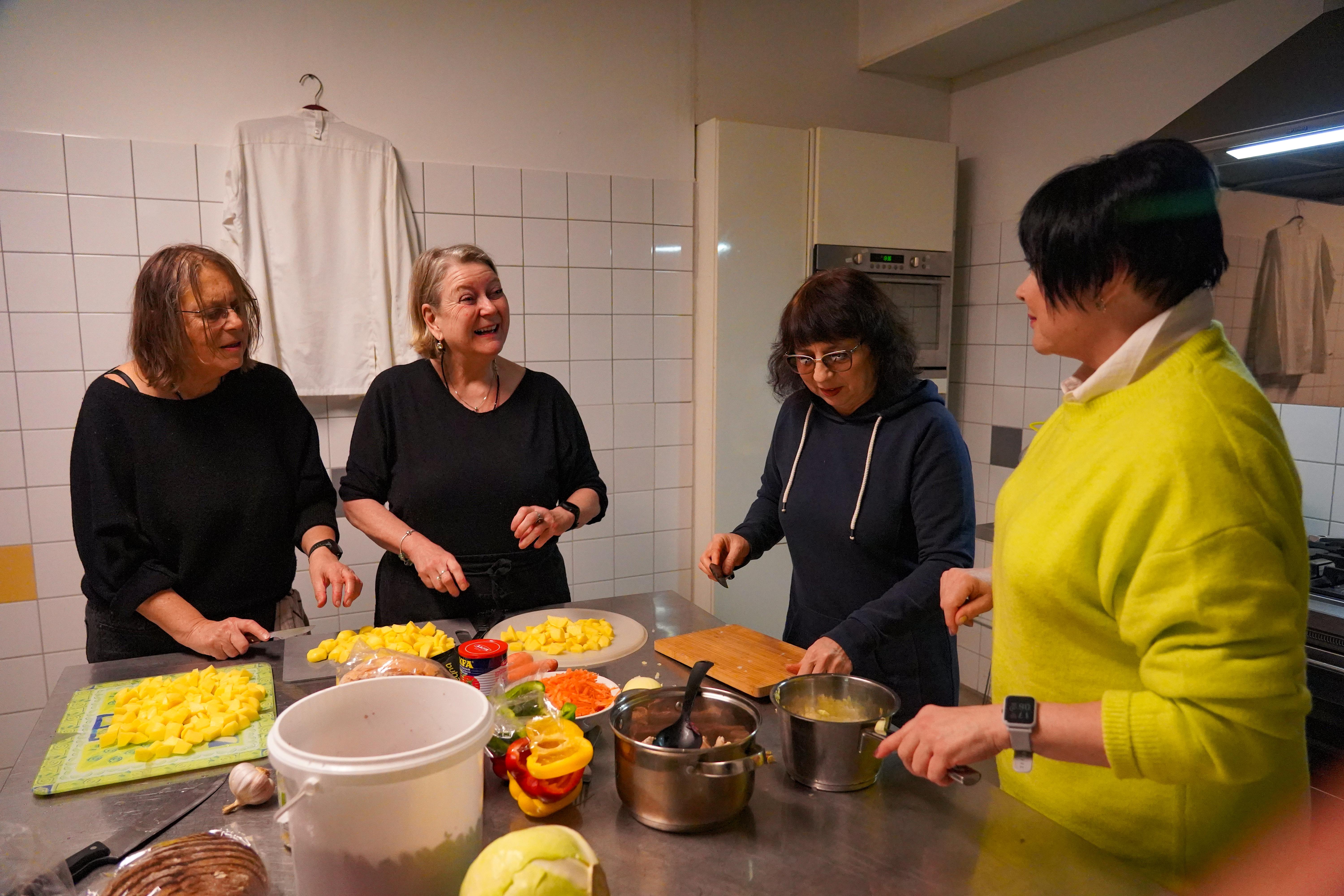 Verlangen naar de borsjtsj van thuis, Anja organiseert Oekraïense kookworkshops Het is fijn om weer zelf te kunnen koken Noordhollandsdagblad afbeelding afbeelding