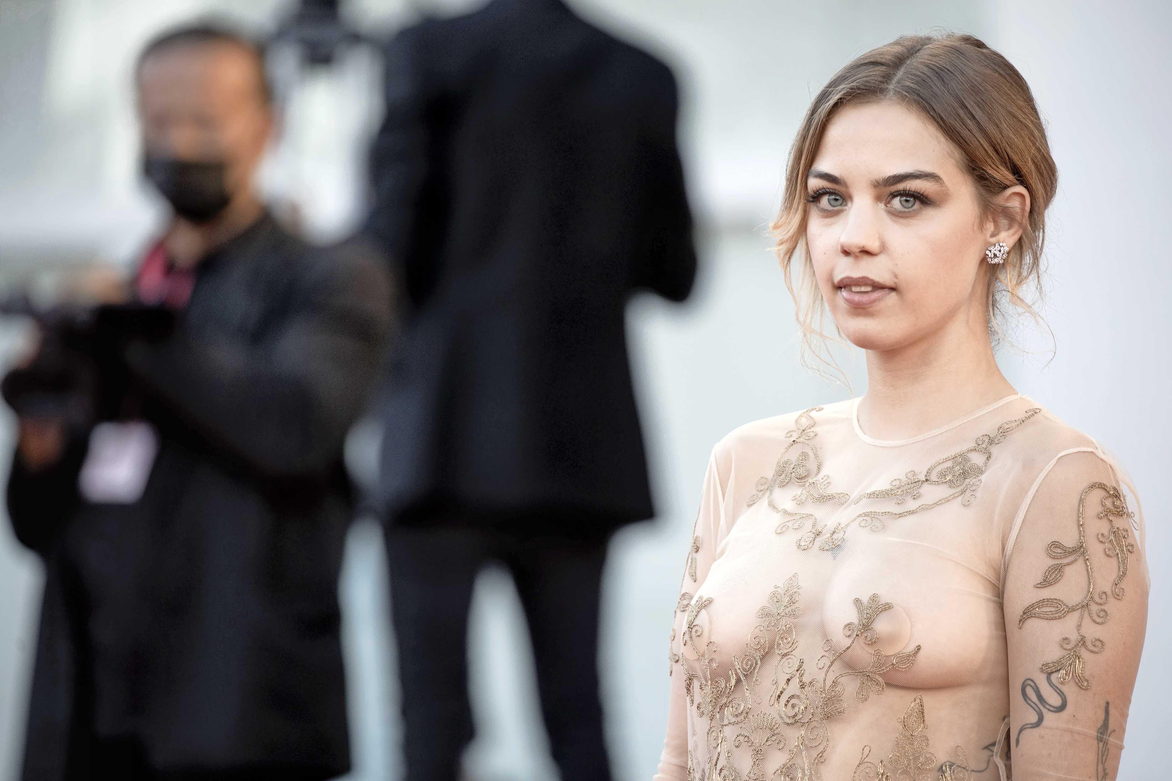 Belgische actrice toont borsten op rode loper Mensen zien ze toch in film Sterren Telegraaf.nl