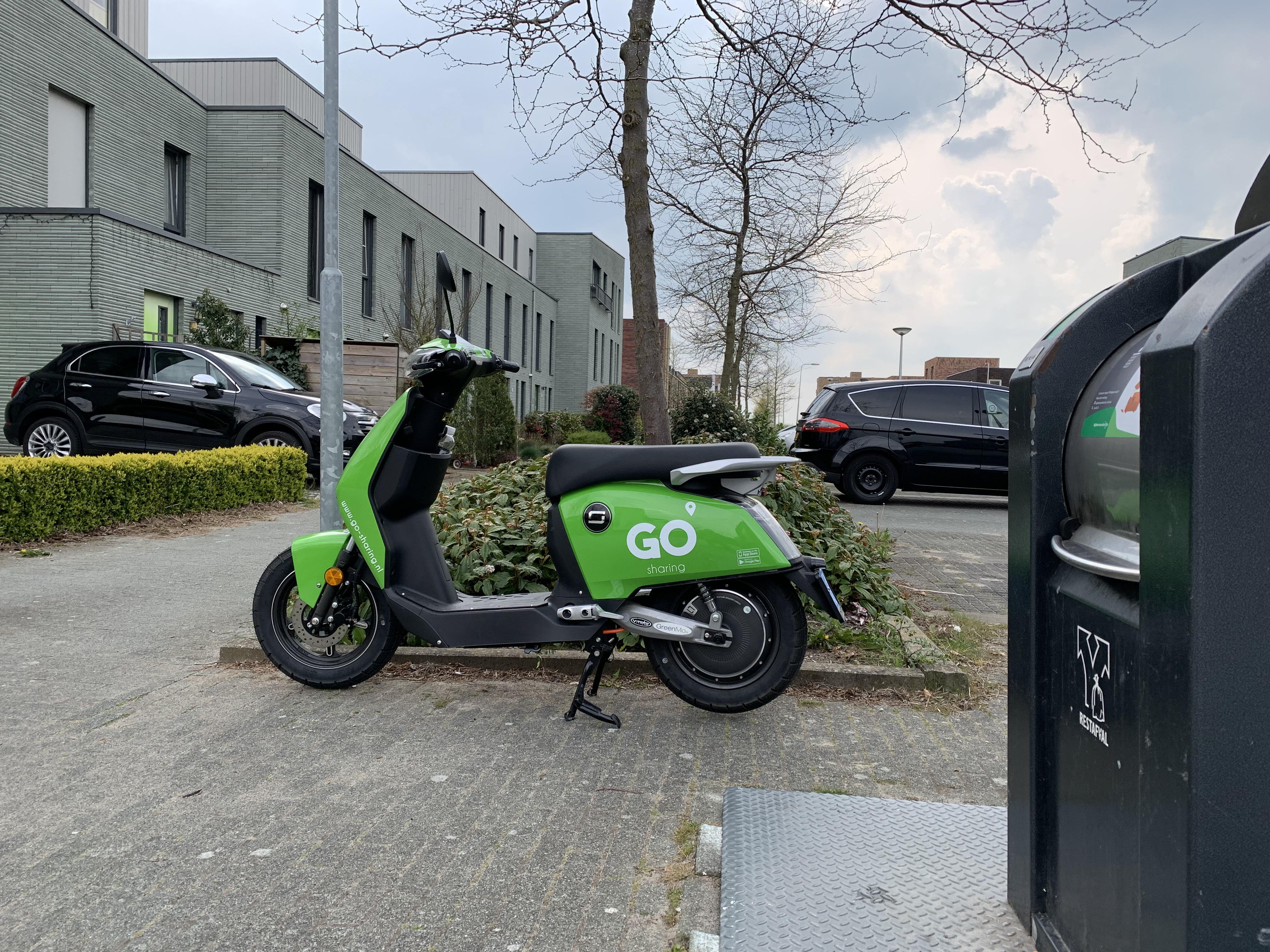 Veel klachten over 'lukraak geparkeerde' deelscooters, illegale rijders en  vernielingen voertuigen in Alphen aan den Rijn | Leidschdagblad