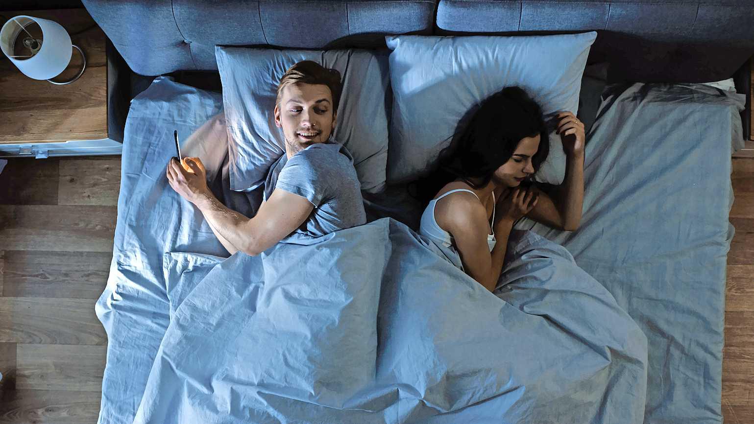 Micro-cheating is het nieuwe vreemdgaan hoe gevaarlijk is het? Seks and Relaties Telegraaf.nl afbeelding foto
