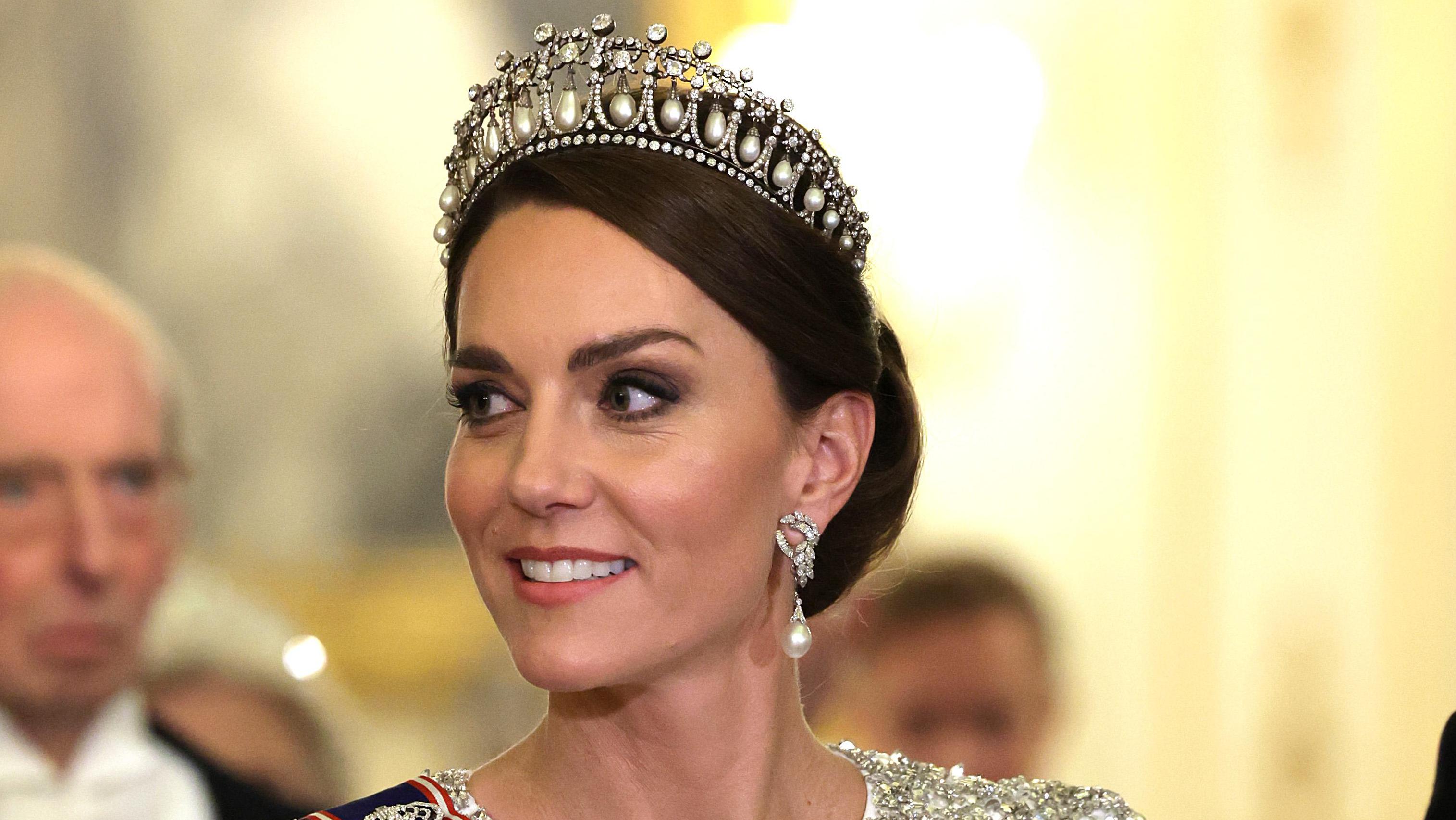 Het luxe leven van prinses Charlotte (8): poppenhuis 900.000 en peperdure garderobe | Royals | Telegraaf.nl