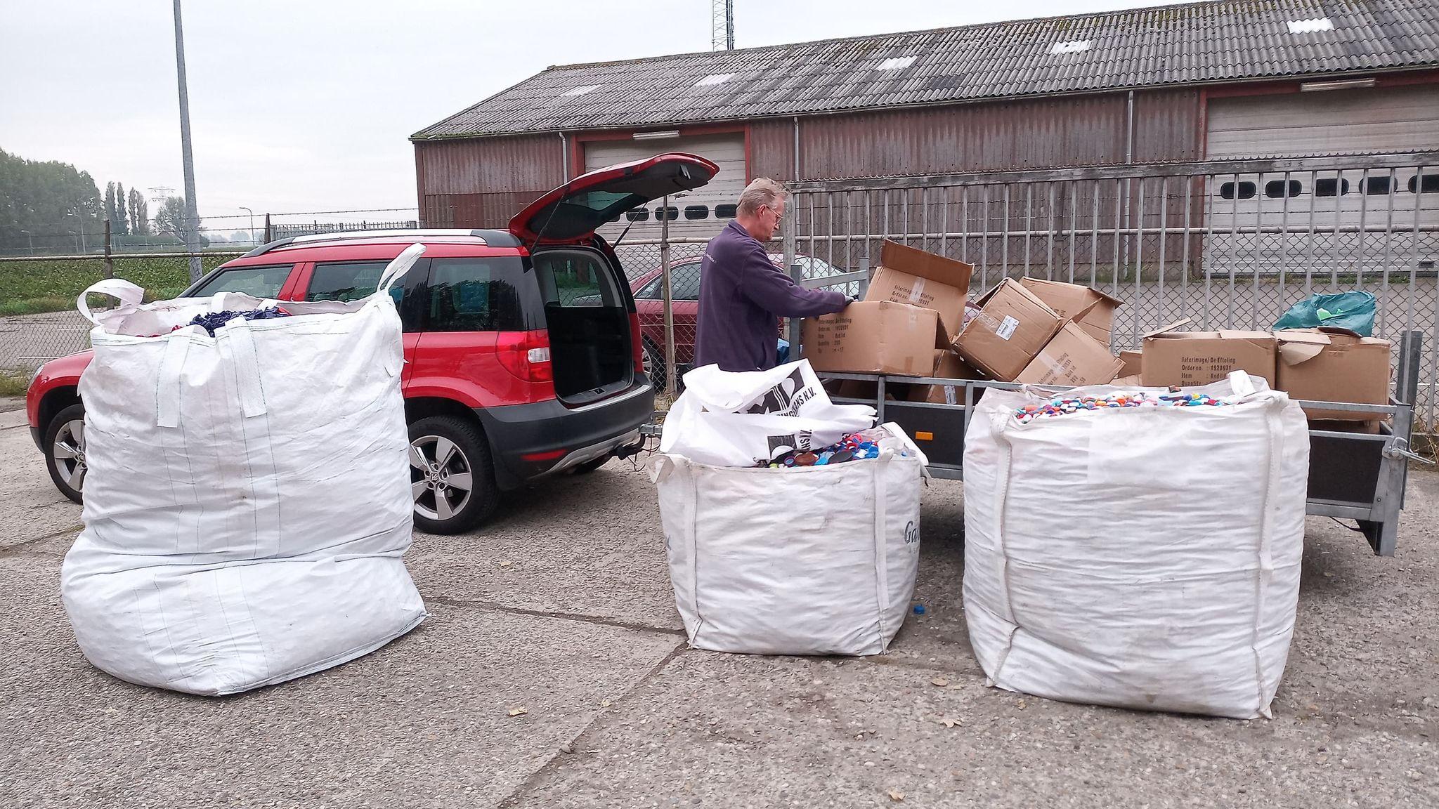 Marijke Blok verzamelt 63 vuilniszakken vol doppen voor Kika. 'Toen ik  terugkwam stonden er weer zakken vol in mijn voortuin' |  Noordhollandsdagblad