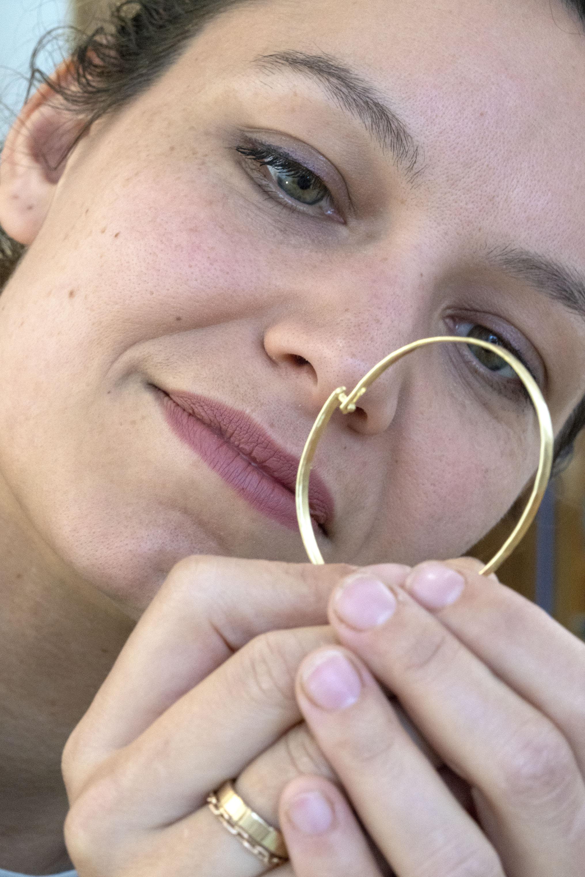 Treble Omgeving Monnik Eva Schreuder maakt sieraden met eenverhaal | Noordhollandsdagblad