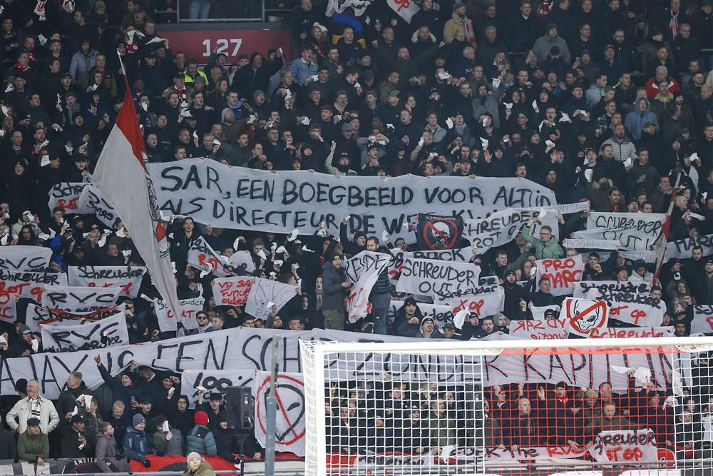 Ajax-fans zwaaien met witte zakdoekjes en krijgen hun zin | Telegraaf.nl