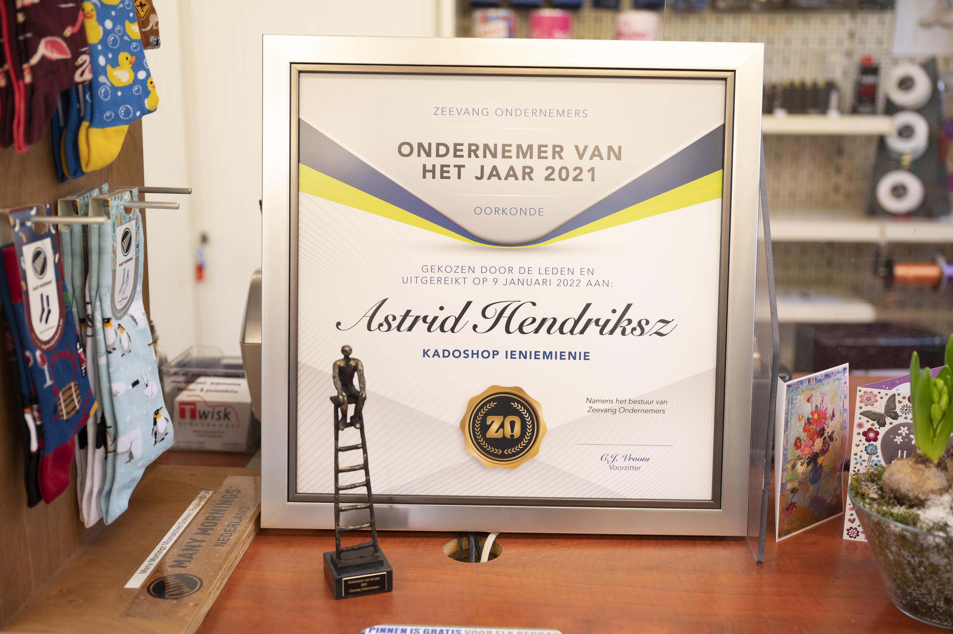 Titel 'Ondernemer van het jaar' is voor Astrid Hendriksz van Kadoshop  Ieniemienie een prettig doekje voor het bloeden | Noordhollandsdagblad