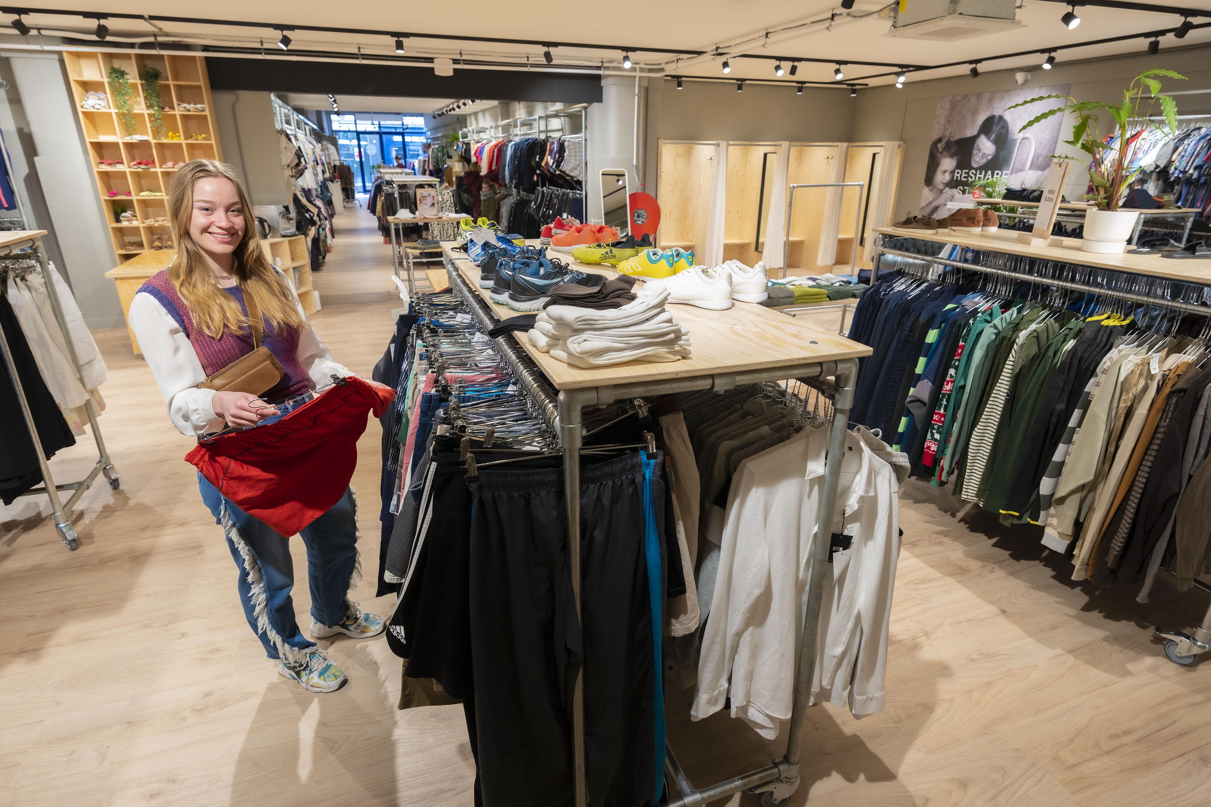 voetstappen heks getuige ReShare store opent de deuren in Leiden: 'Tweedehands kleding is niet muf  en stoffig' | Leidschdagblad