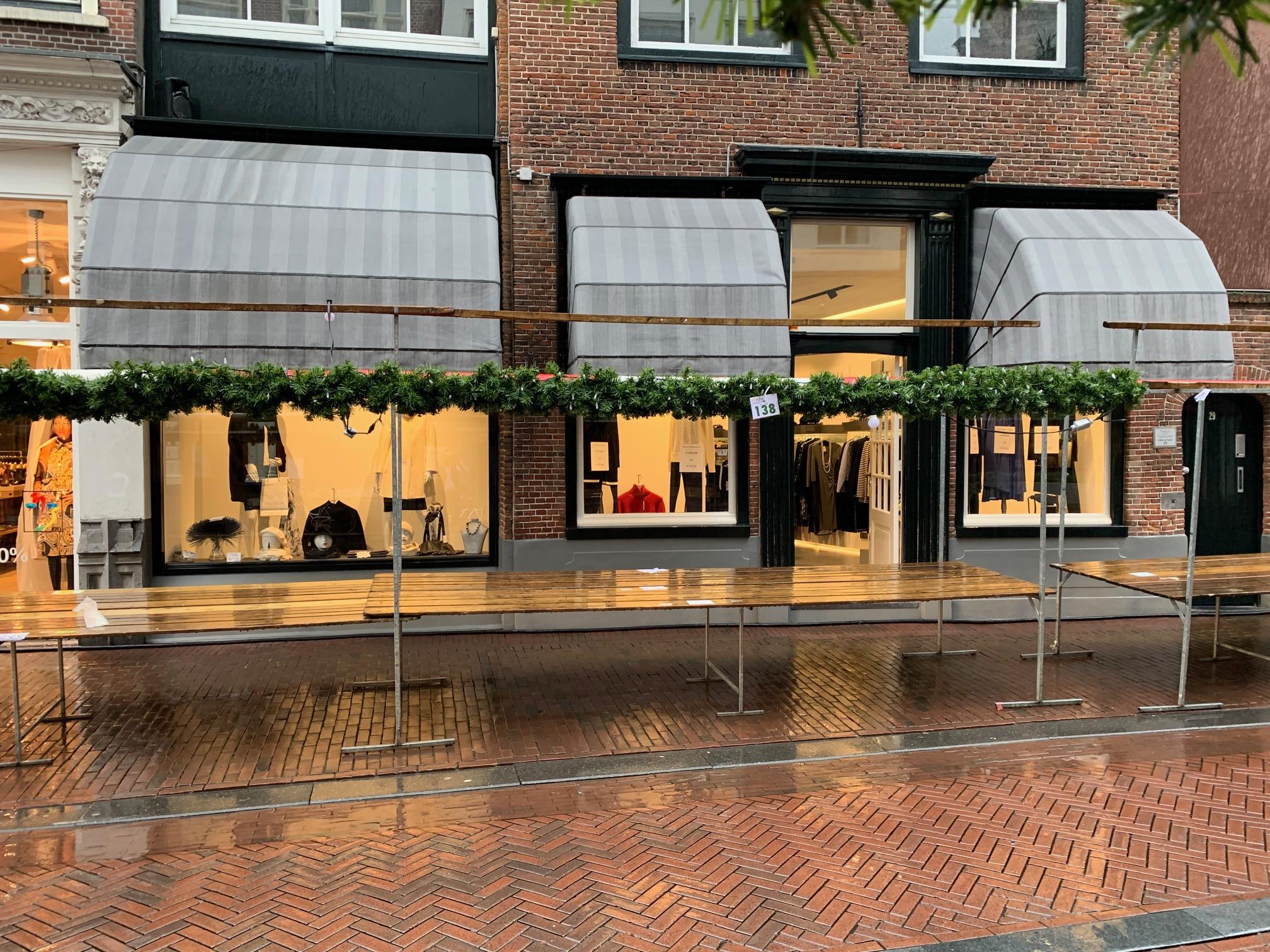 Glimp Opera krant Winkeliers Kruisstraat Haarlem niet blij met kerstkramen voor de deur |  Haarlemsdagblad