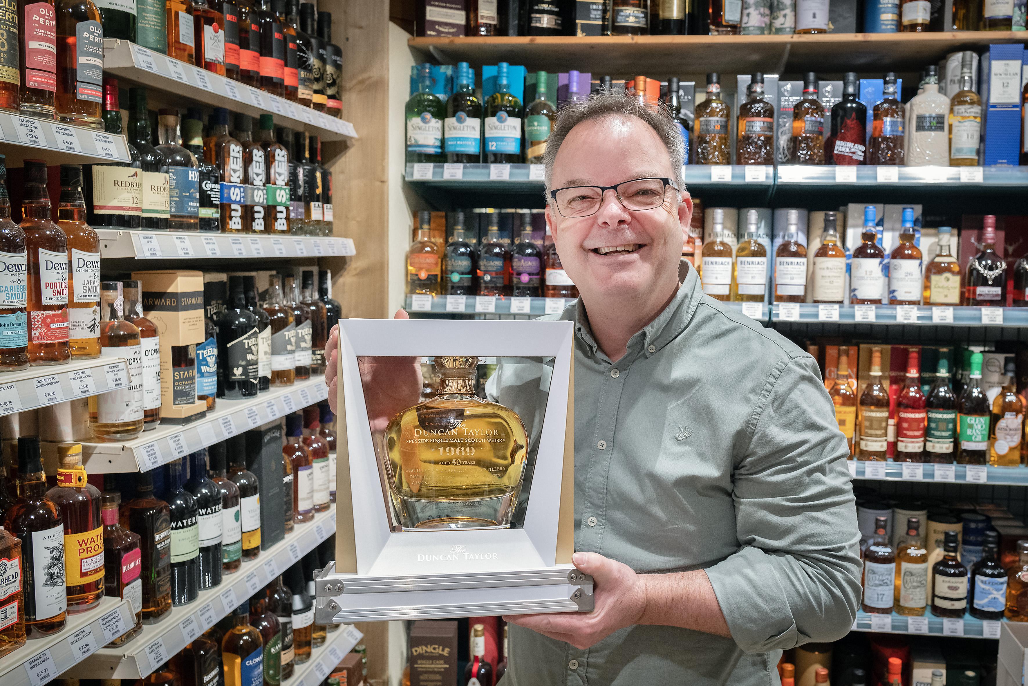 vonk Blij Afwijking Slijterij & Wijnhuis Zeewijck verkoopt fles whisky voor 12.000 euro. 'Als  je geduldig bent en geluk hebt, kun je de fles verkopen voor een nóg hoger  bedrag' | Haarlemsdagblad