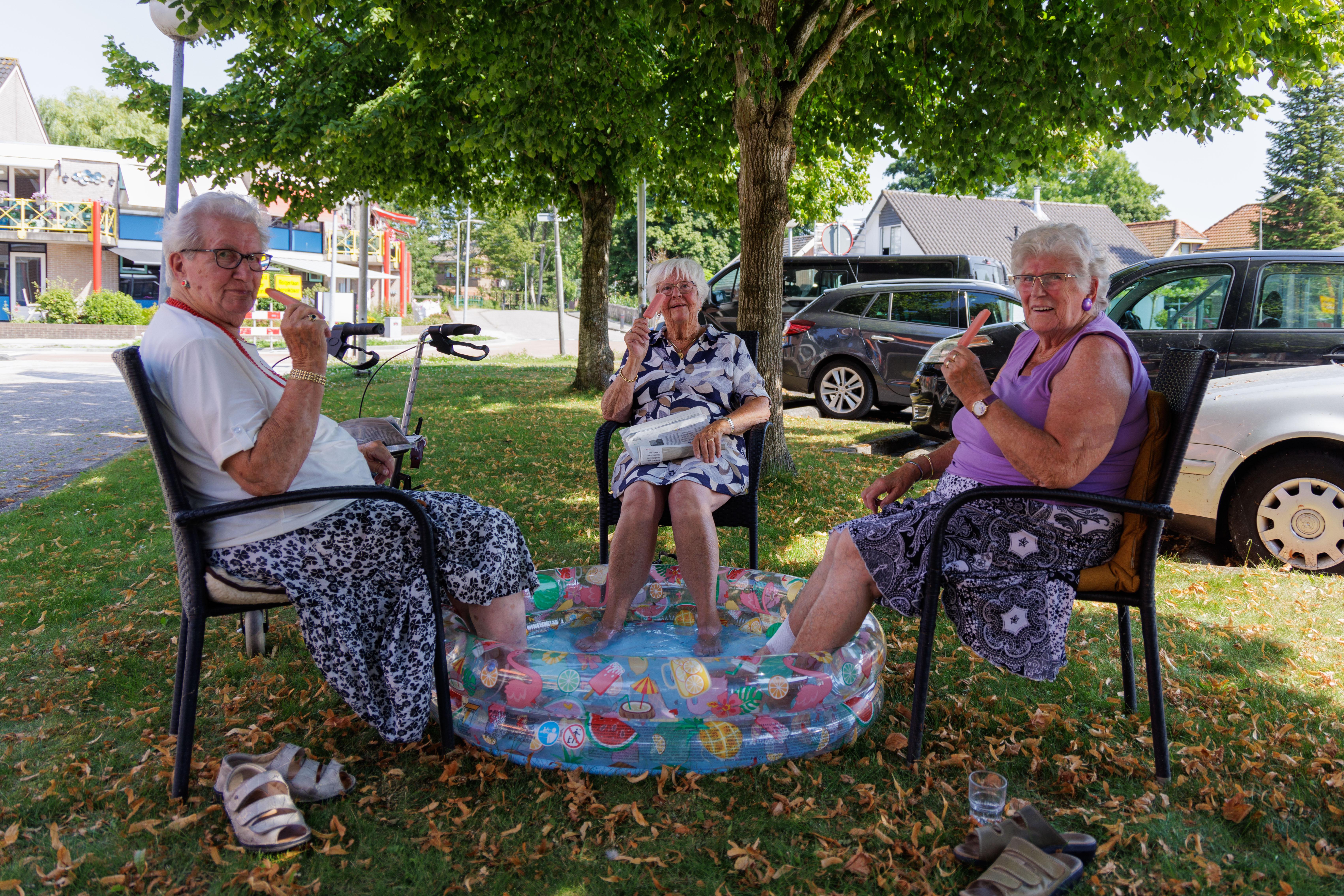 Uporns - Pootjebadende bejaarden in Ursem | Noordhollandsdagblad