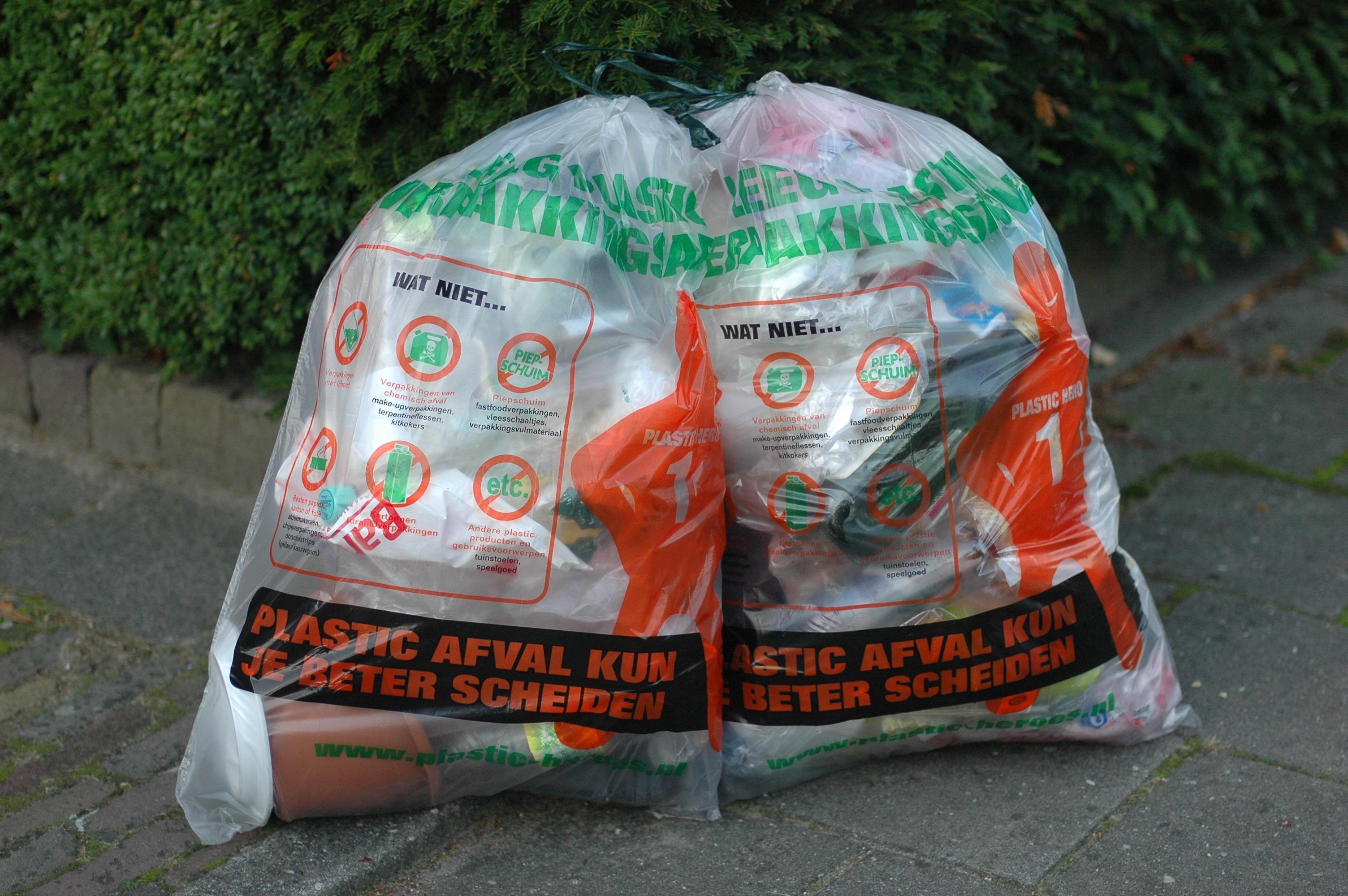 Chipszakken mogen nu ook het plastic; stopt met het gratis verstrekken van PMD-zakken in winkels | Noordhollandsdagblad