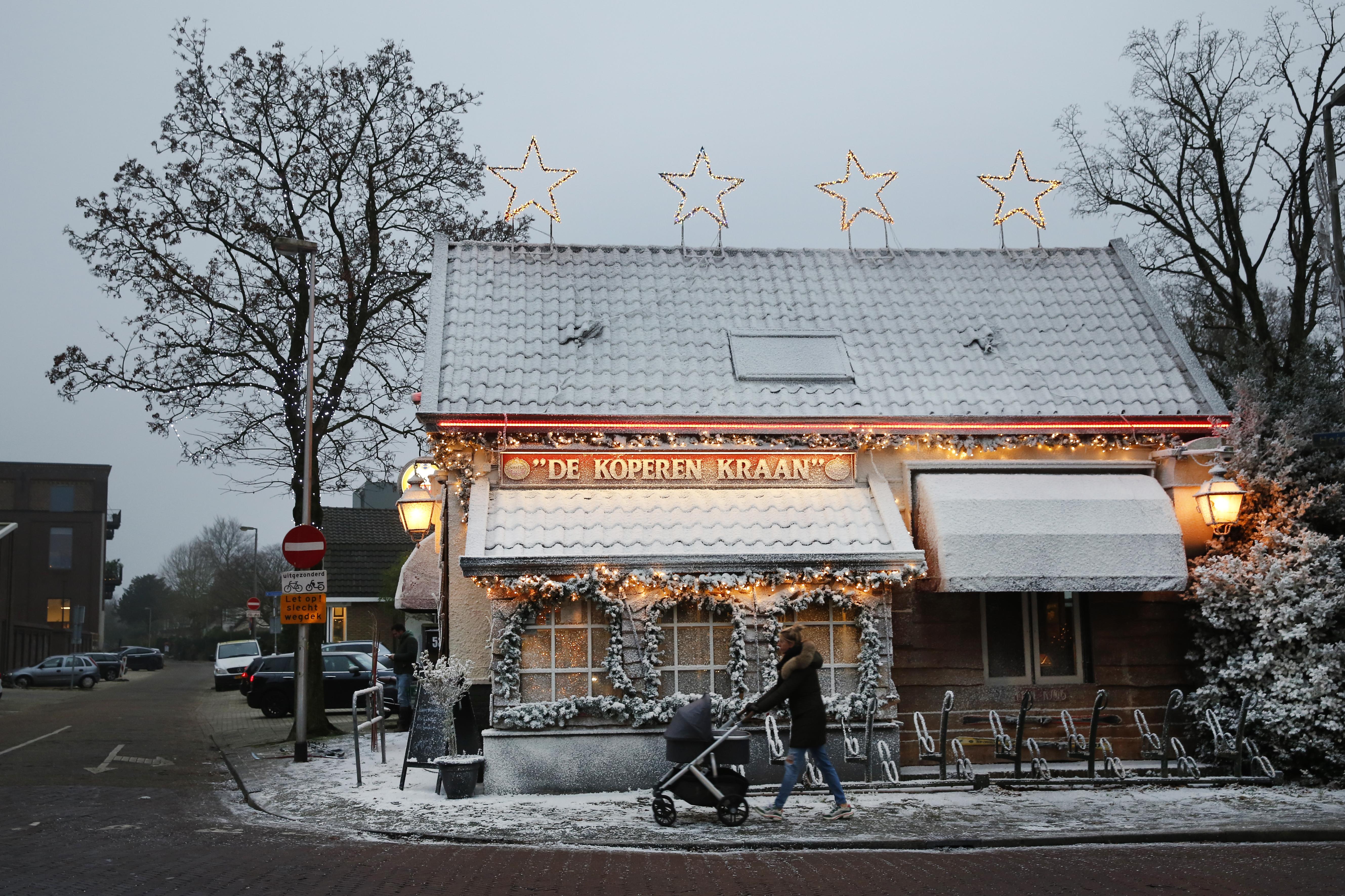 In de meeste gevallen Aan het leren Concessie Koperen Kraan in Bussum niet gehuld in zwart, maar in sneeuwwit; 'We willen  nog steeds voor een kerstgevoel zorgen in de straat, ook al zijn we dicht'  | Noordhollandsdagblad