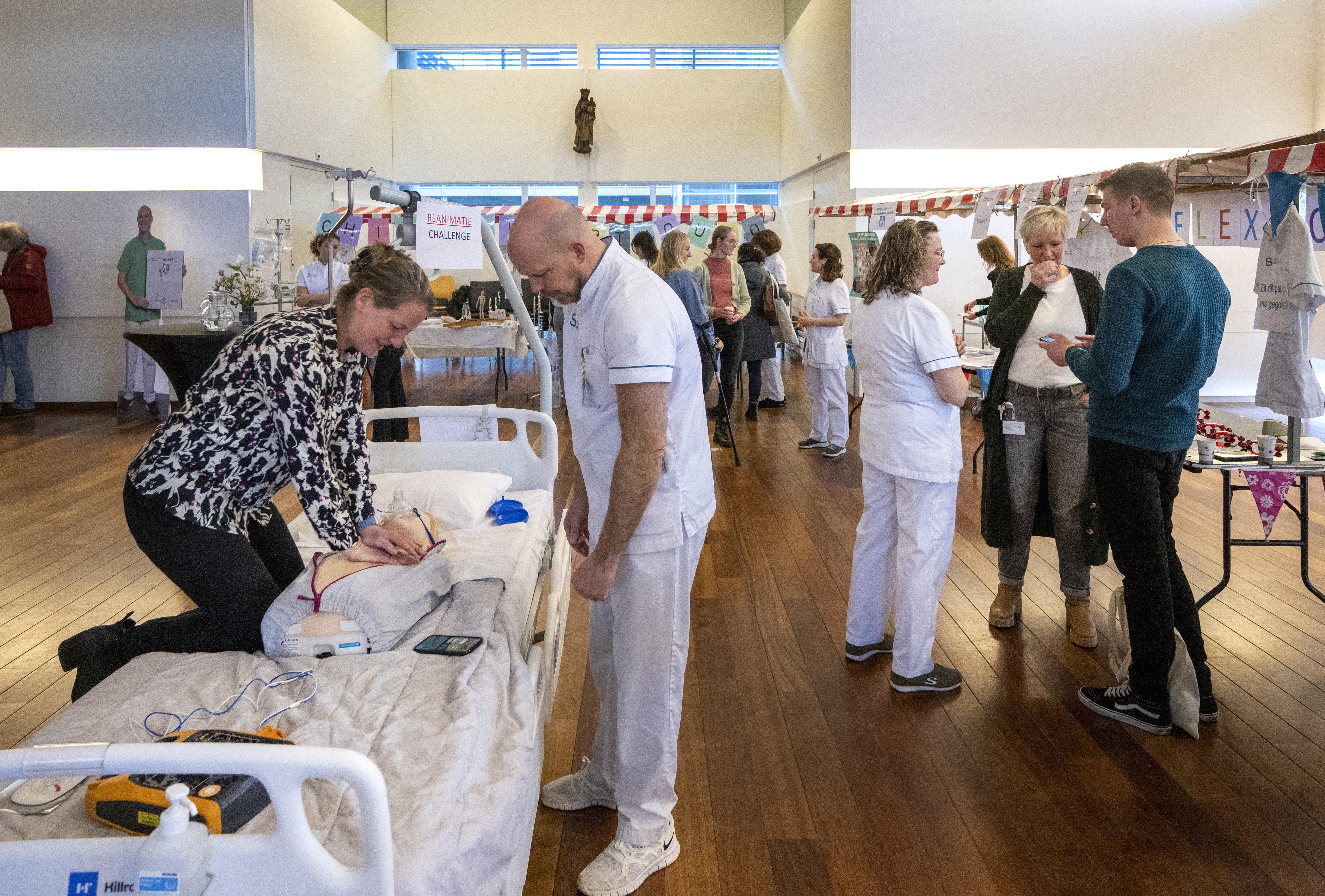 geboorte korting dagboek Elektricien wordt verpleegkundige, dat geeft het Spaarne Gasthuis hoop. 'De  nood is hoog' | Noordhollandsdagblad