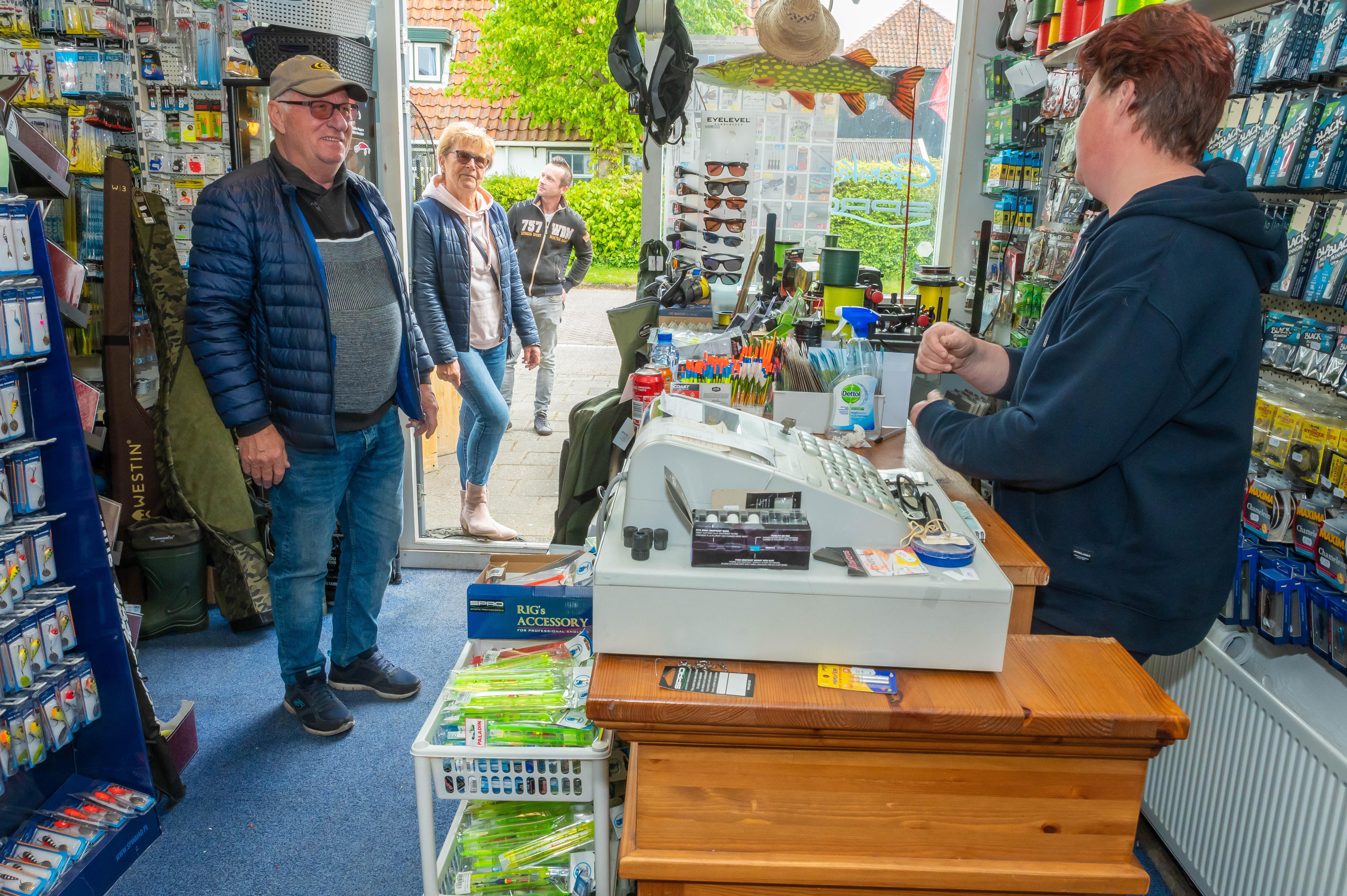 In rij voor hengelsportzaken in Zaanstreek-Waterland, 'megadruk'! Corona, jong en oud pakken oude hobby weer op: vissen | Noordhollandsdagblad