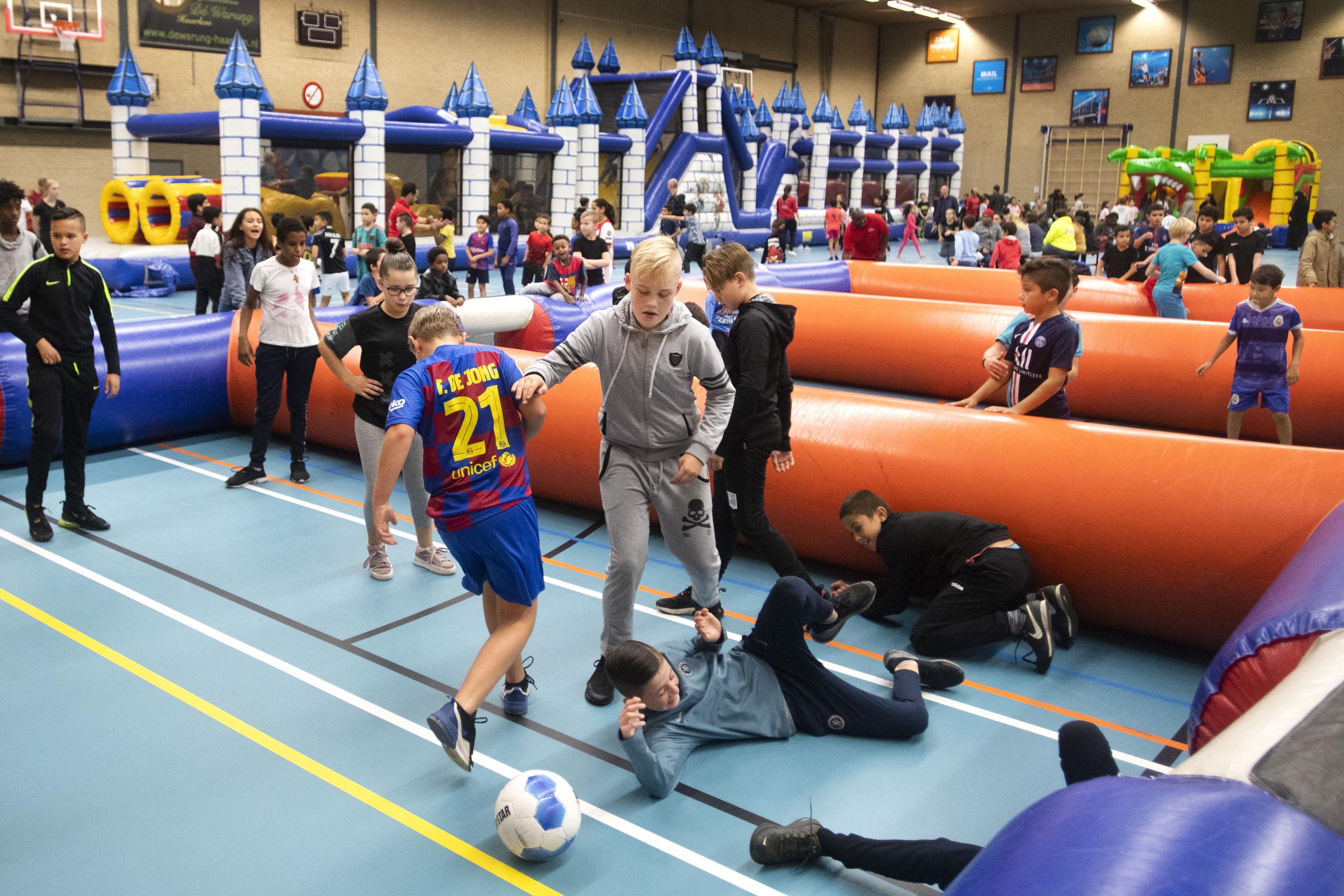 Maken pik kapperszaak Spaarnehal in Schalkwijk omgetoverd tot kinderwalhalla: een sporthal vol  ballen en opblaasdingen | IJmuidercourant